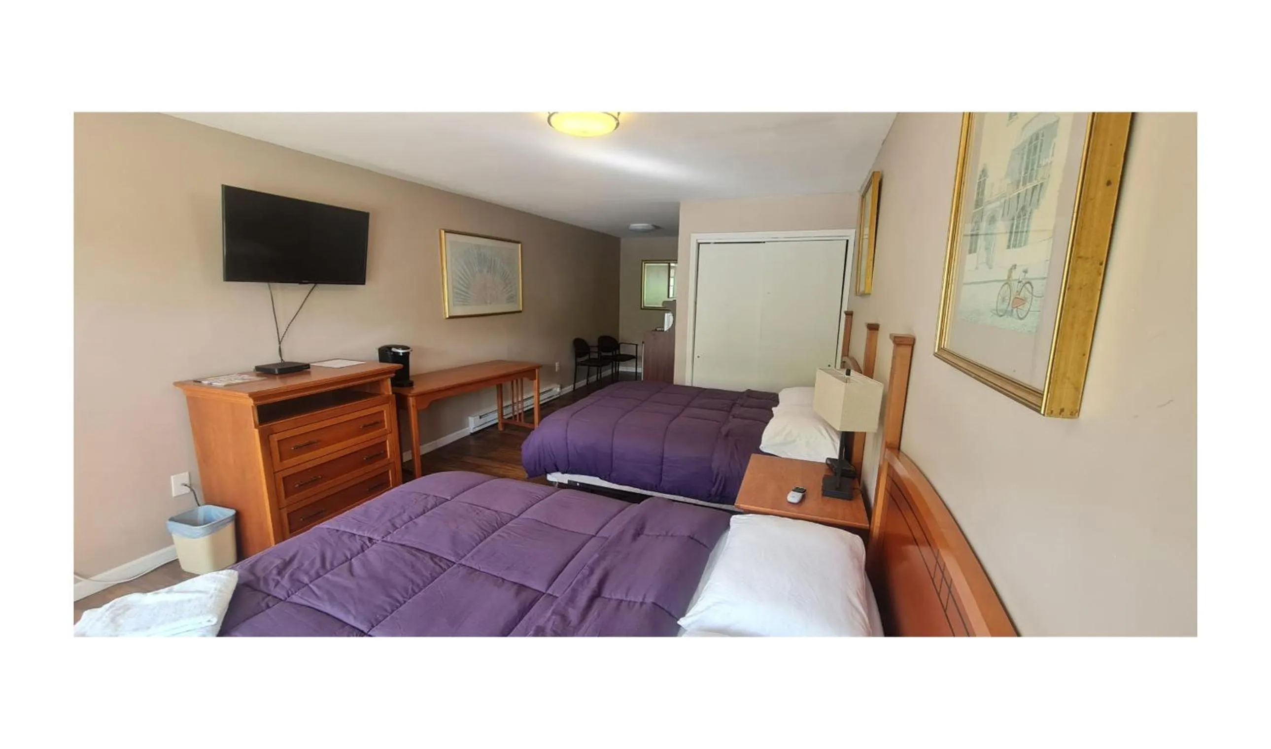 Bedroom, Bed in Werry's Cottages Motel & Pub by OYO East Stroudsburg Poconos