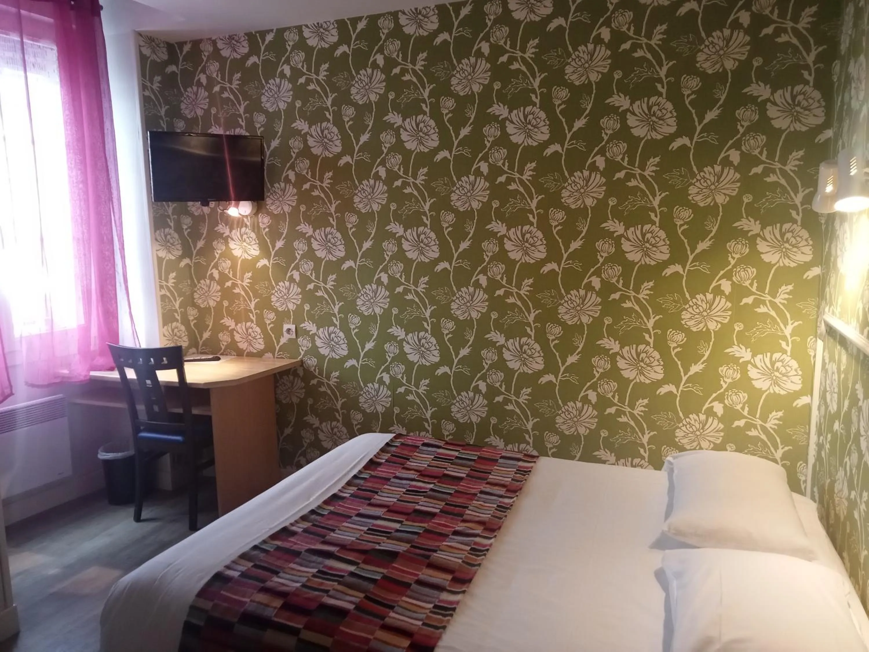 Bed in Hotel Le Bon Laboureur