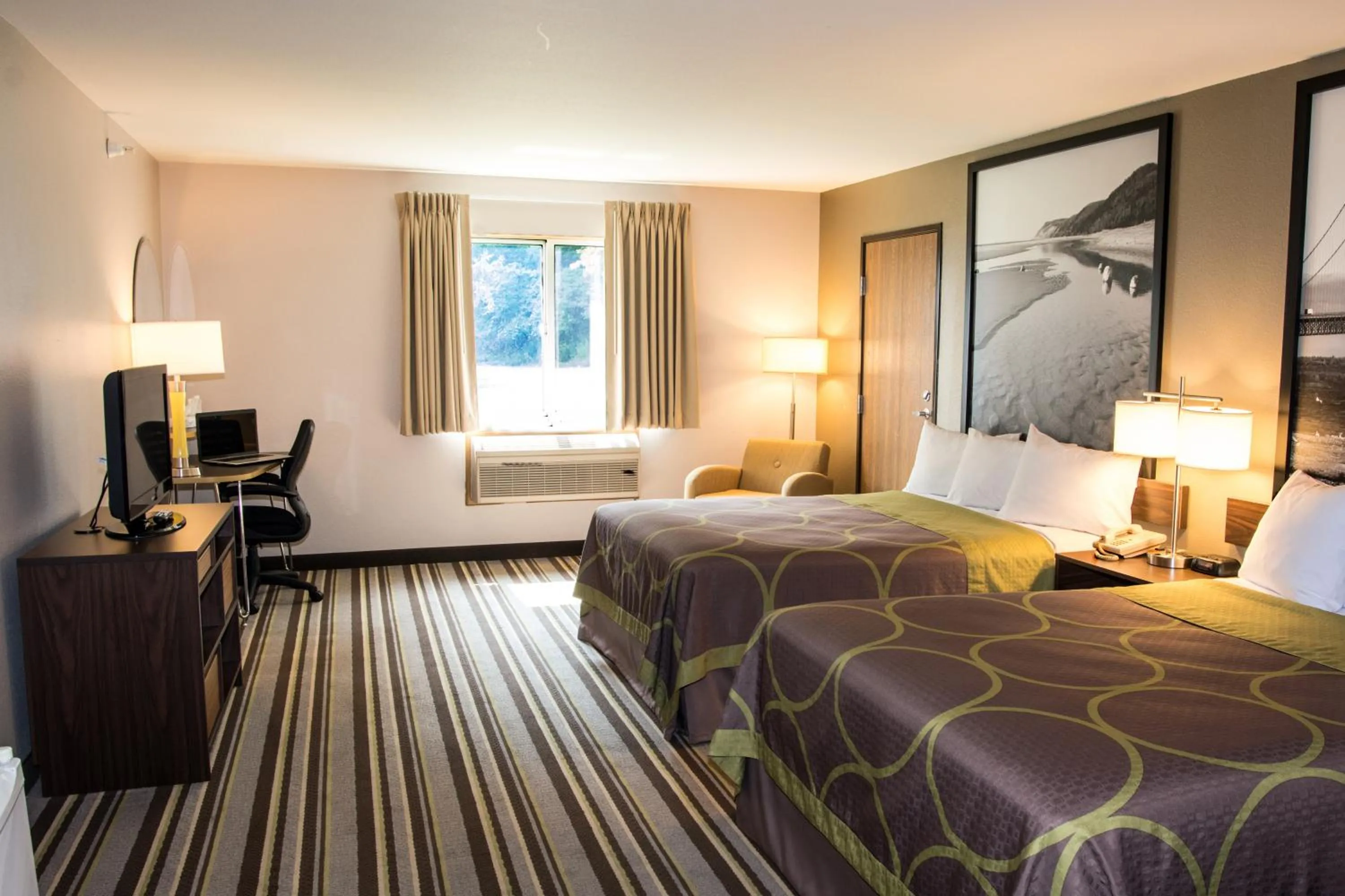 Photo of the whole room, Bed in Super 8 by Wyndham Manistee