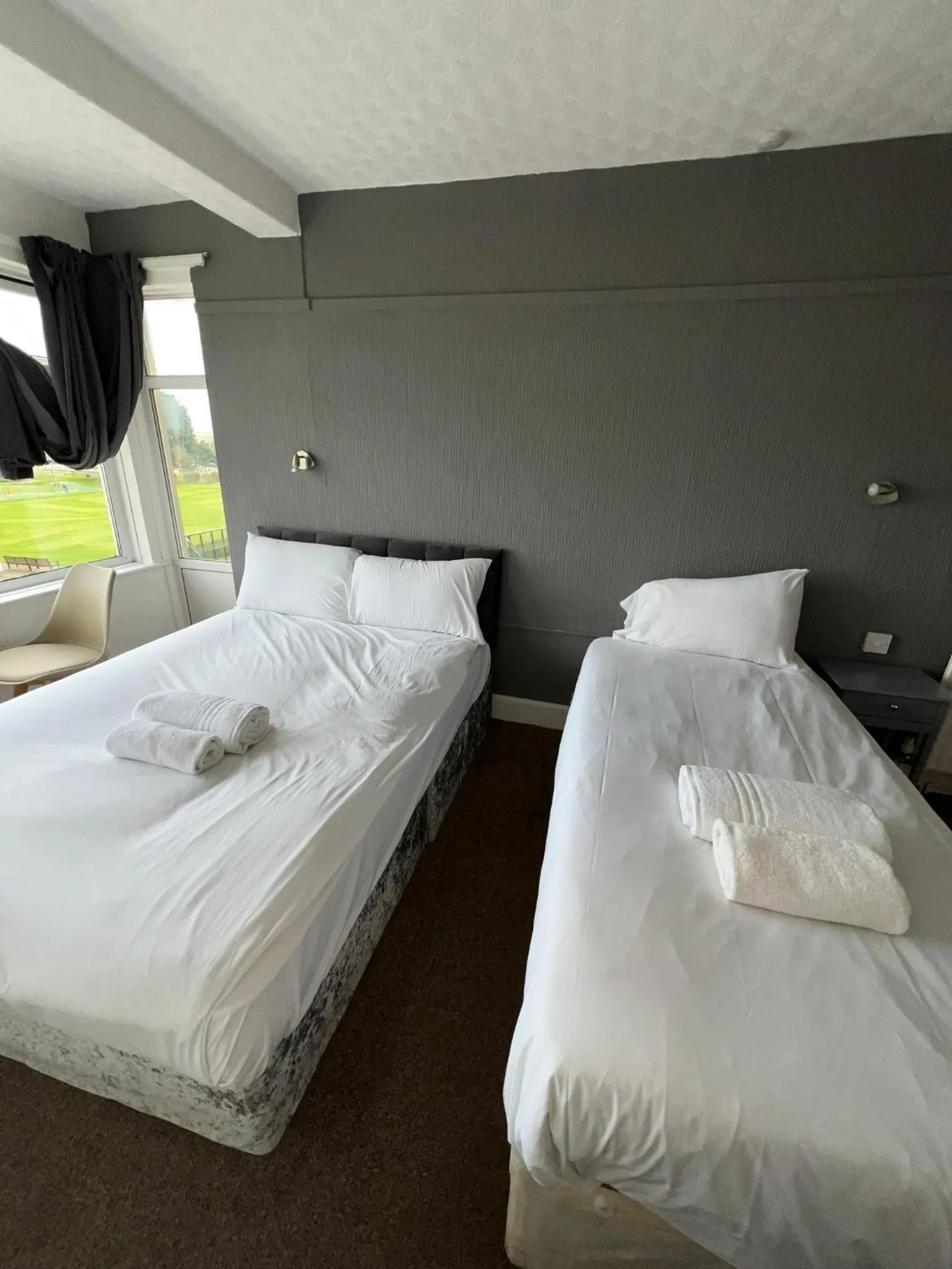 Bathroom, Bed in Harbour Hotel