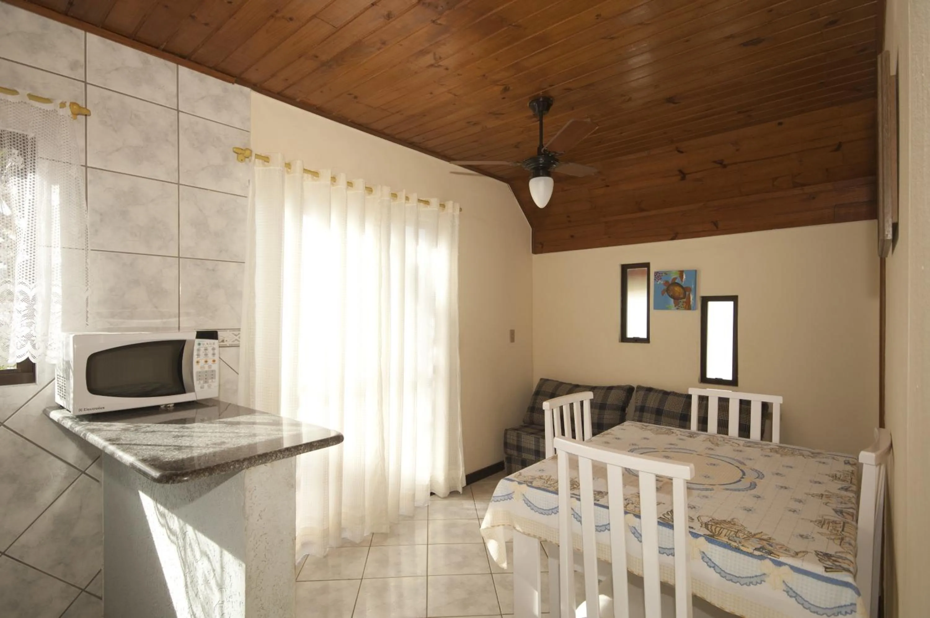 Kitchen or kitchenette, Bed in Pousada Cabanas Porto Belo