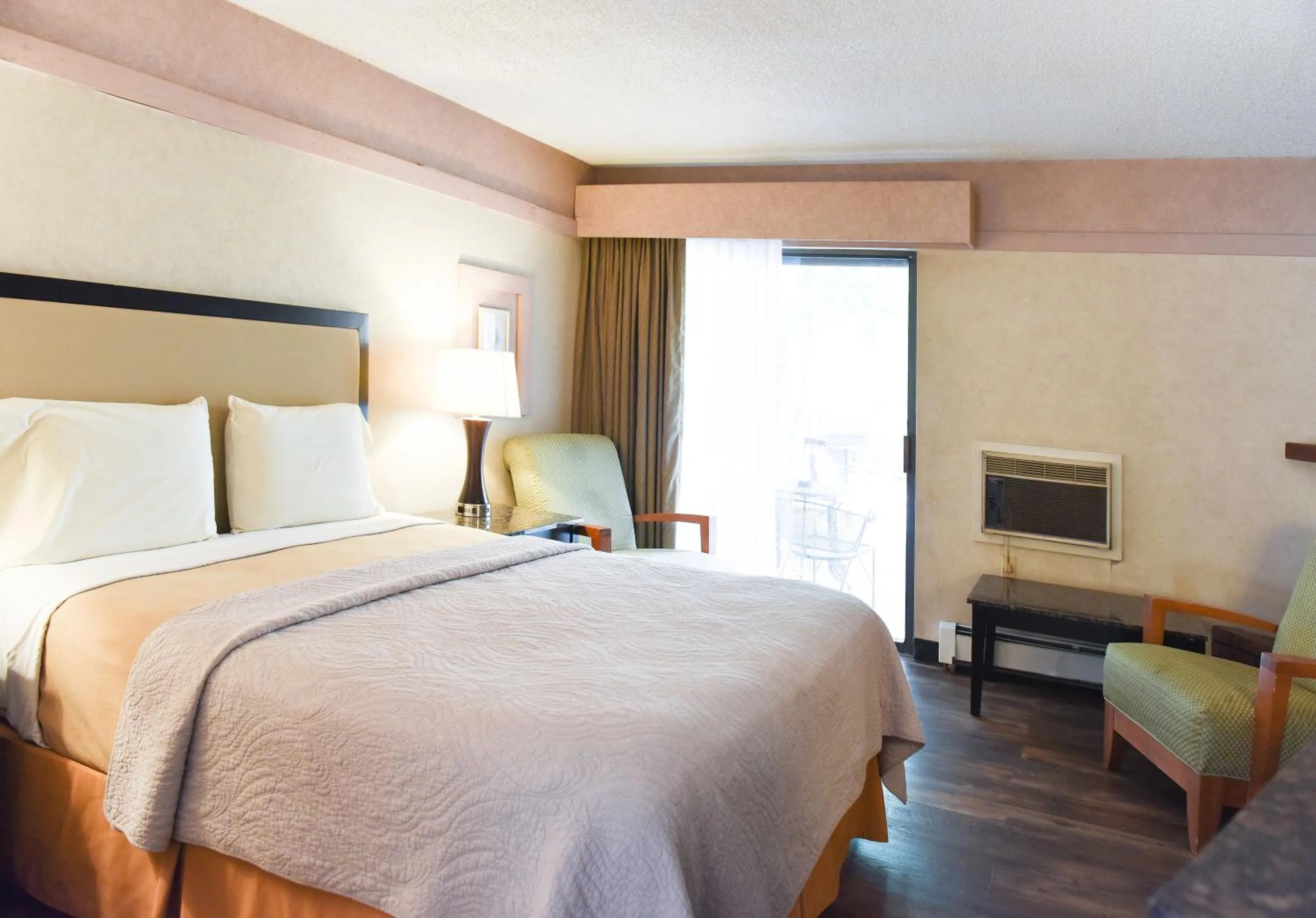 Bed in Argo Inn and Suites