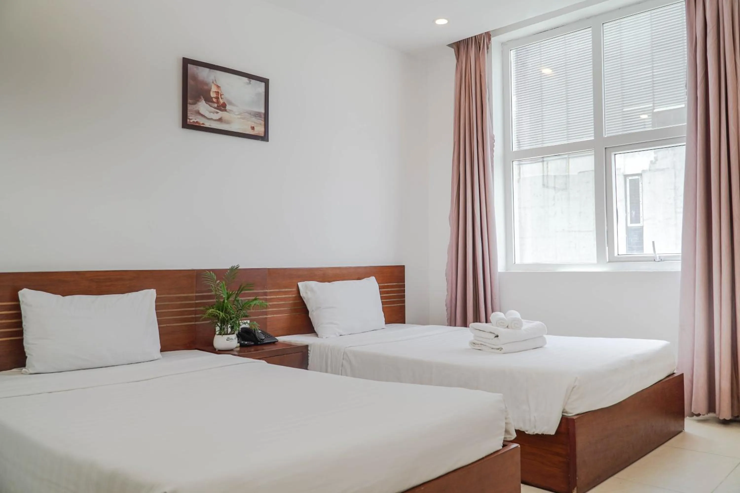 Bed in Golden Light Da Nang Hotel