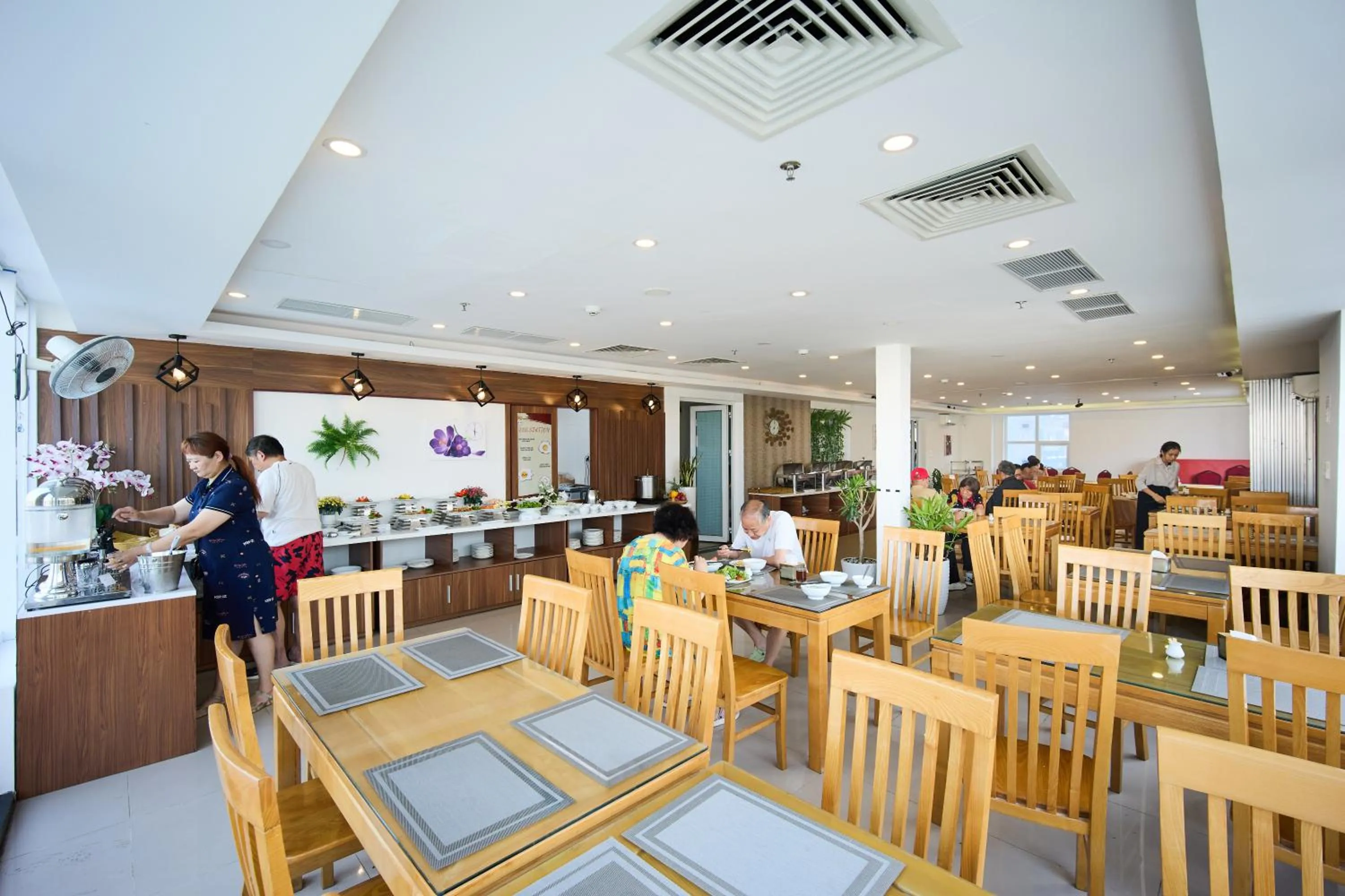 Restaurant/places to eat in Golden Light Da Nang Hotel