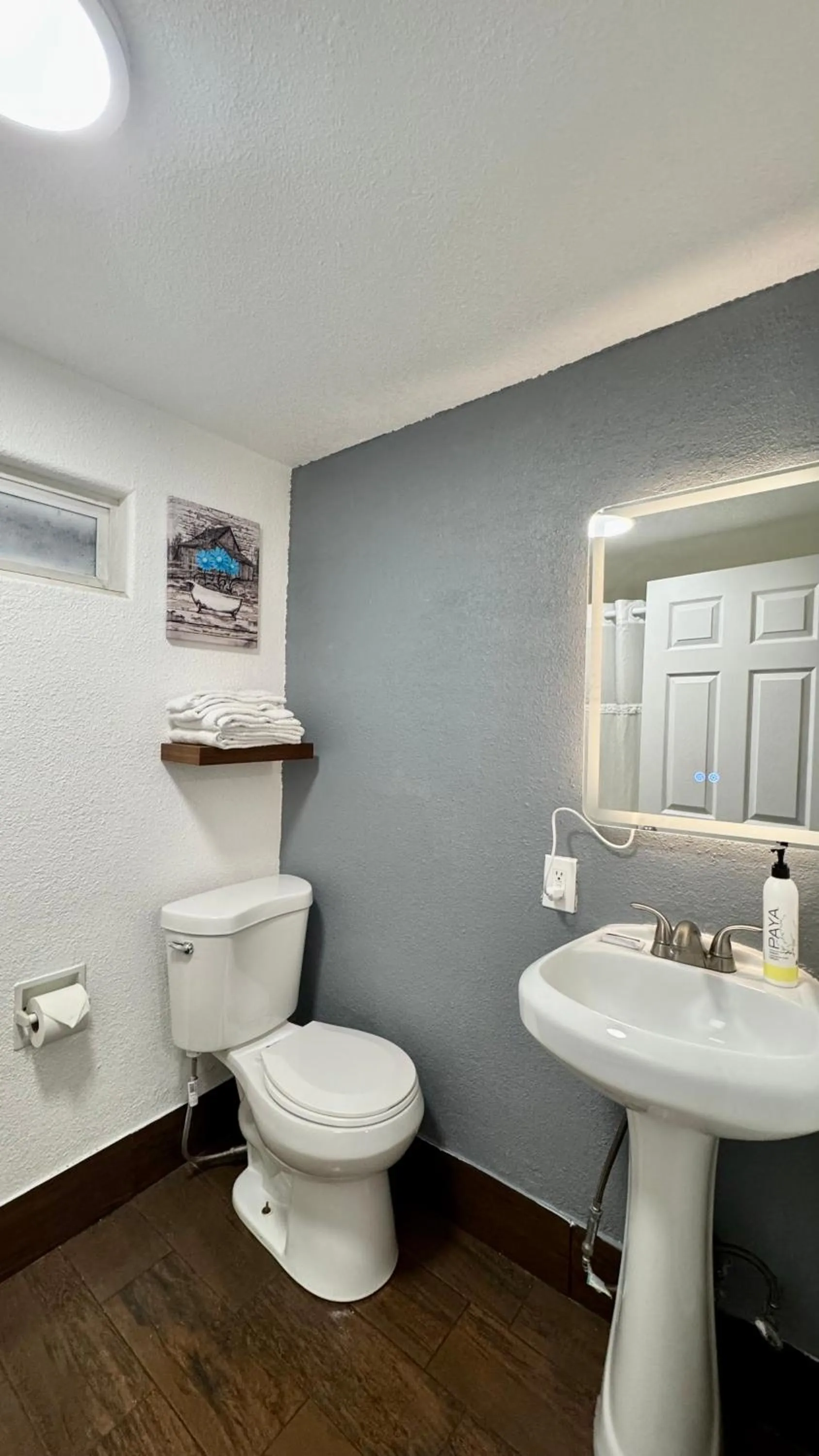Deluxe King Room in Budget Motel