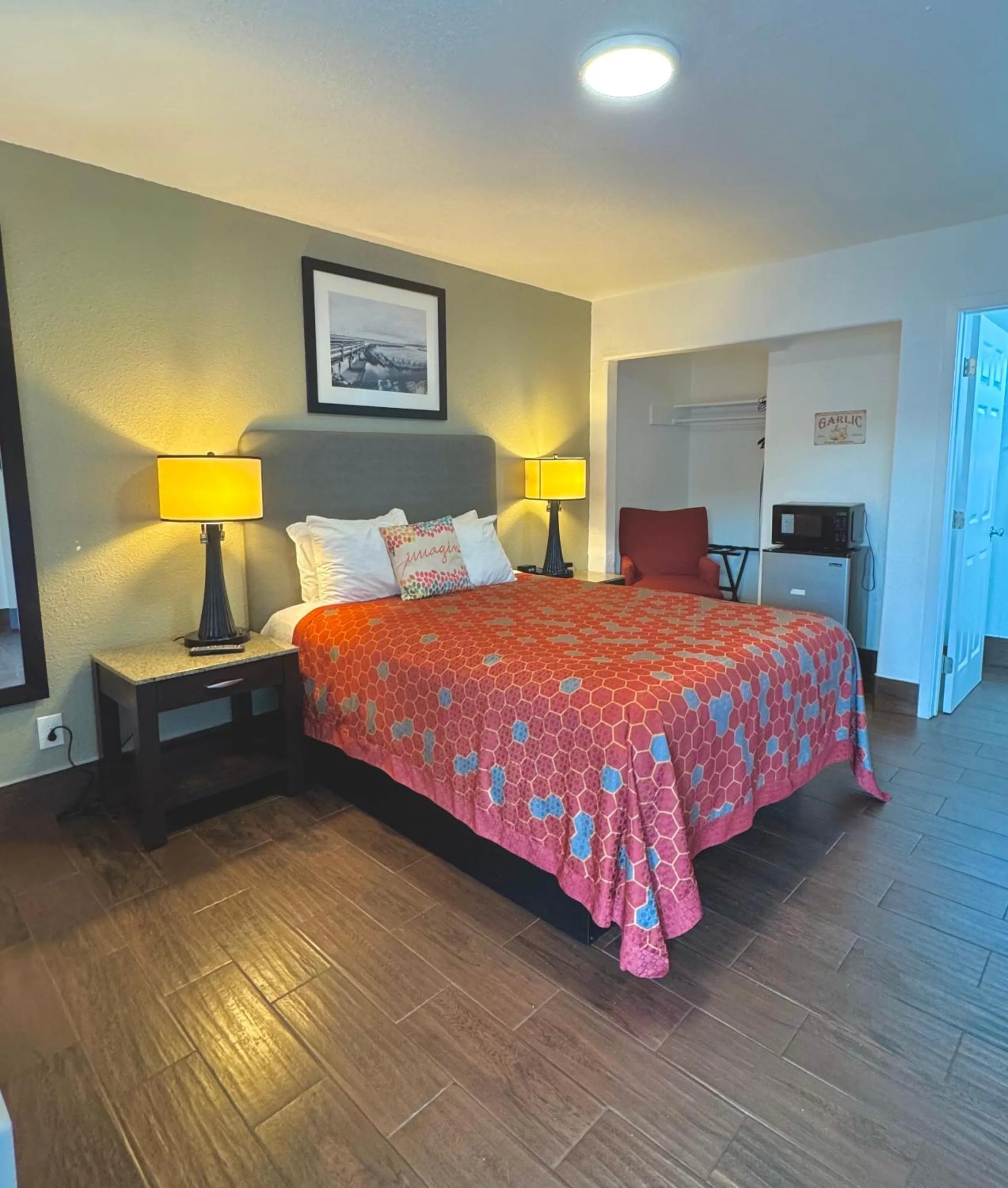Queen Room in Budget Motel