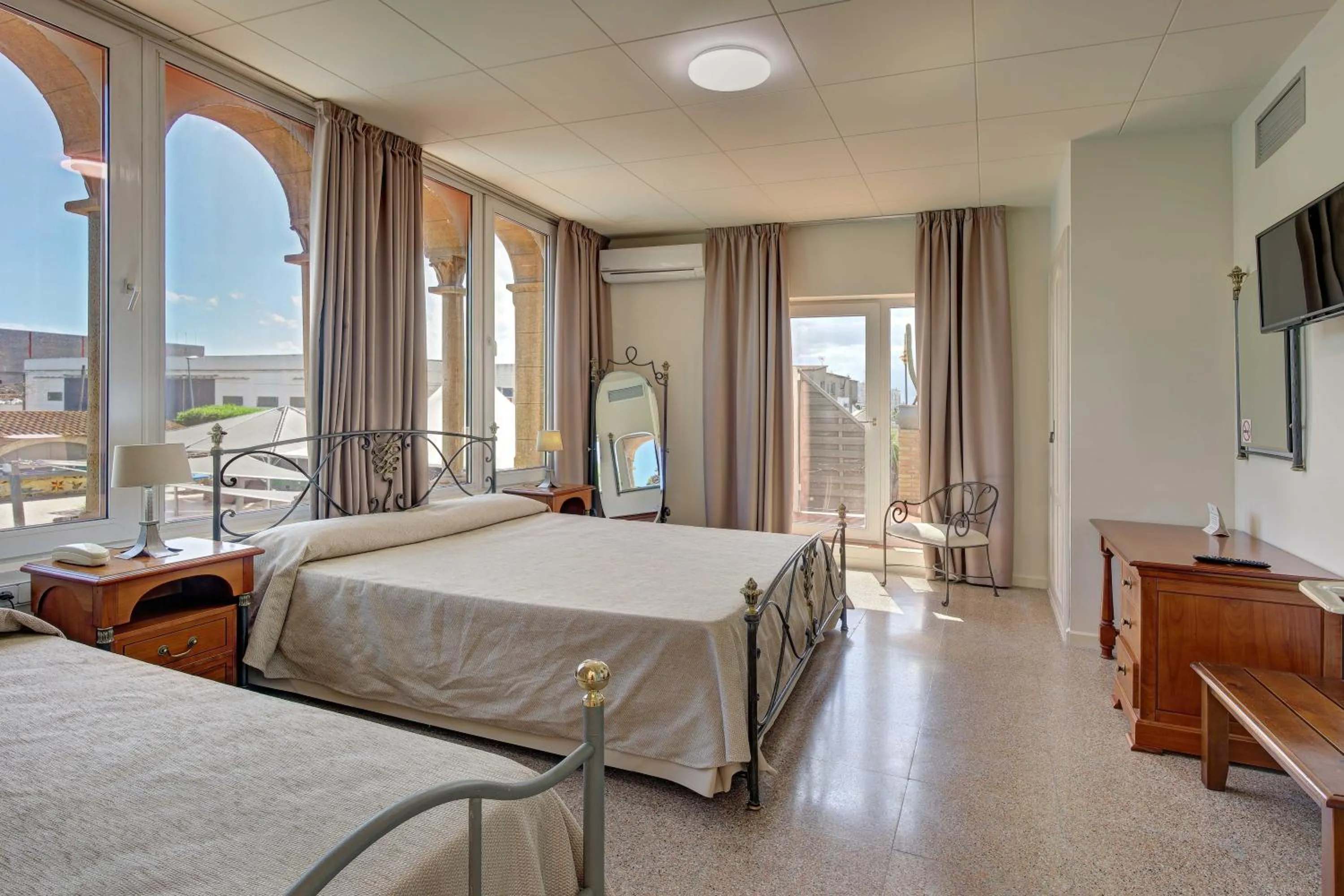 Photo of the whole room, Bed in Hotel Castell Blanc