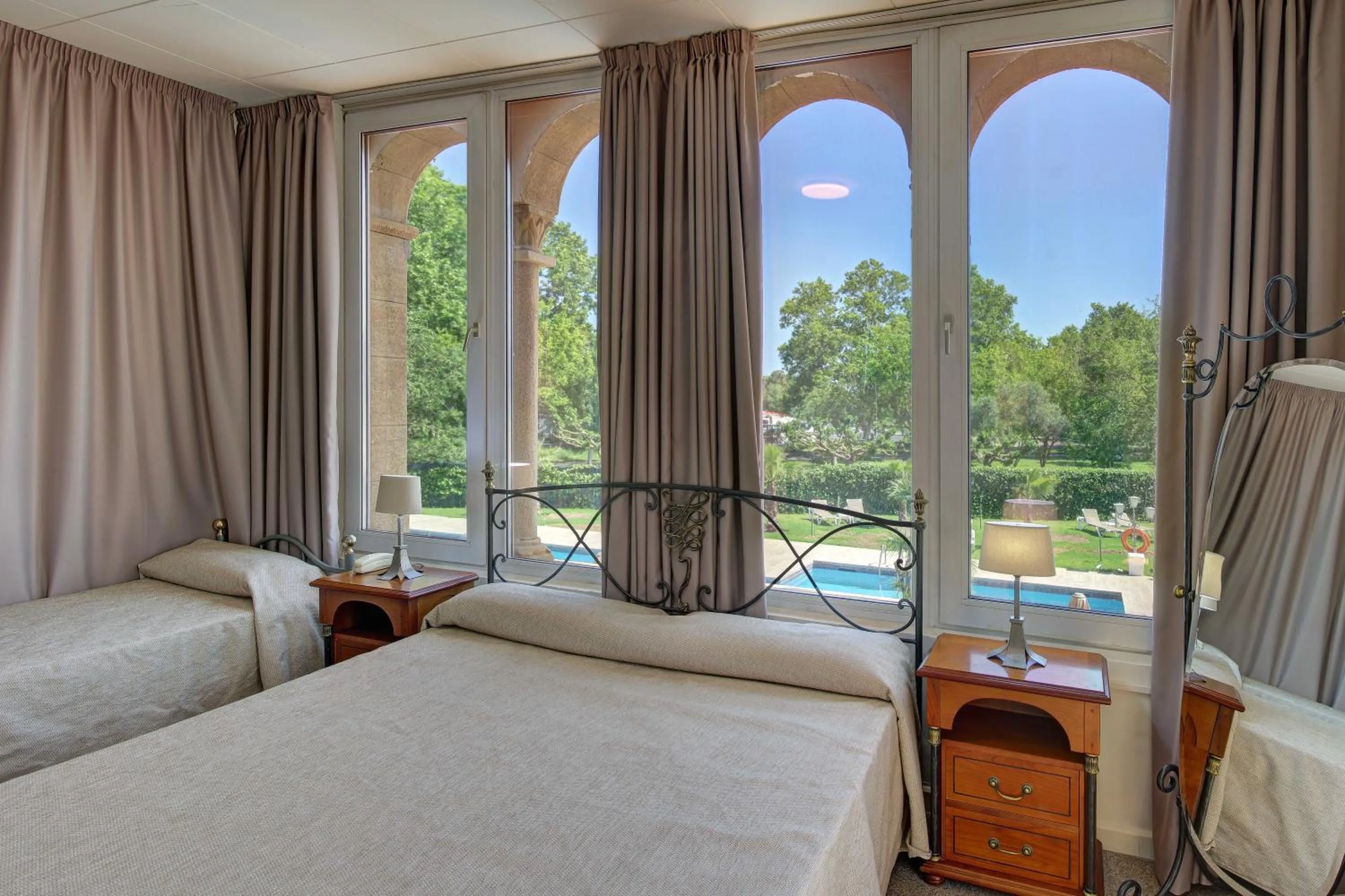 Photo of the whole room, Bed in Hotel Castell Blanc