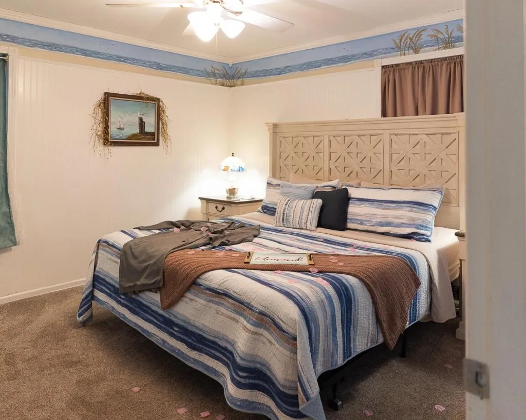 Bed in Silver Heart Inn & Cottages