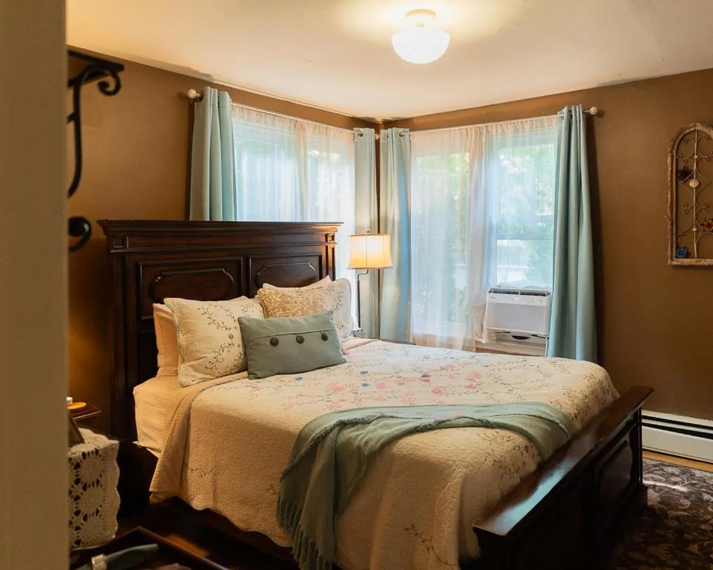 Bedroom, Bed in Silver Heart Inn & Cottages