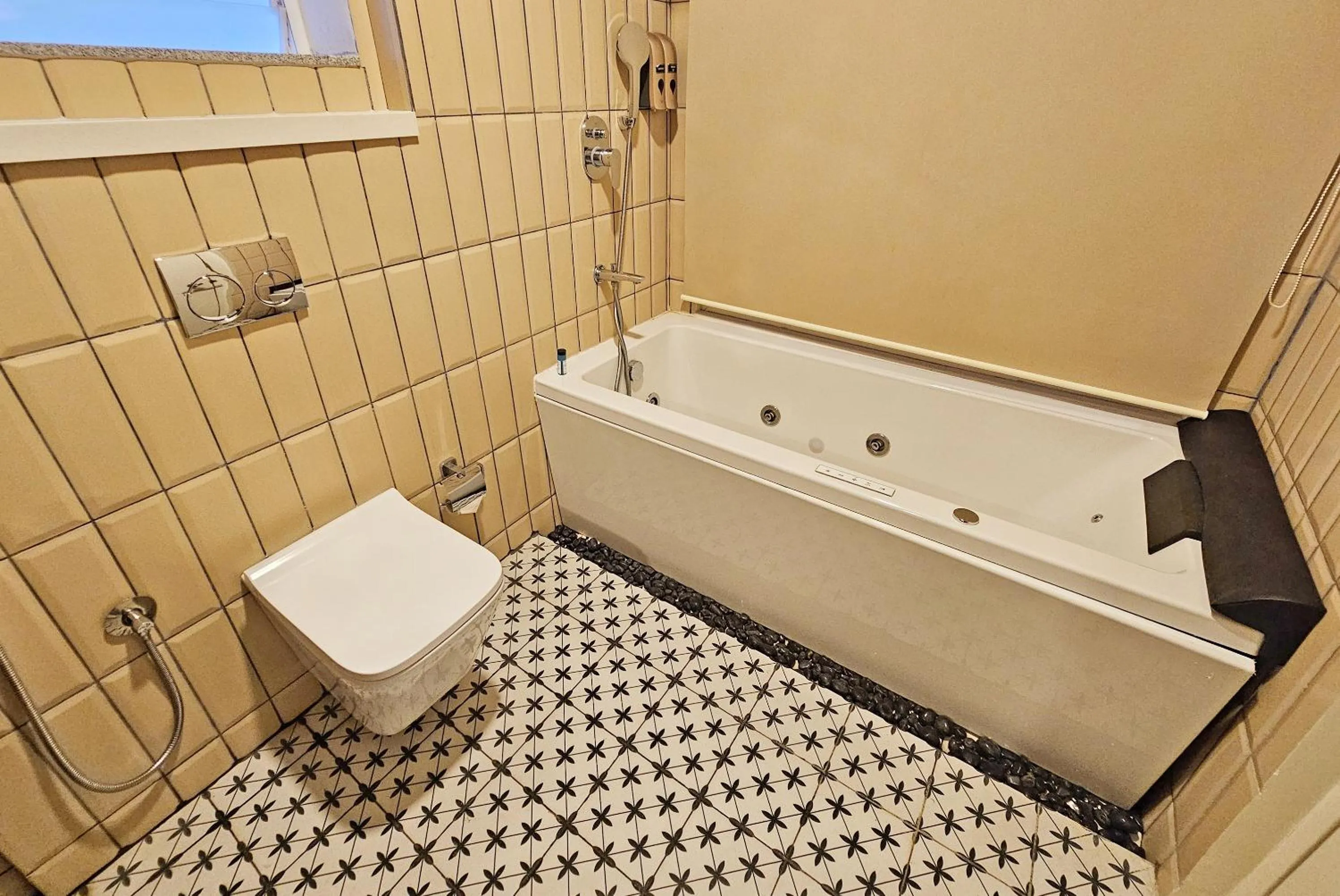 Shower in Sea Gadabout - Seaside Stays