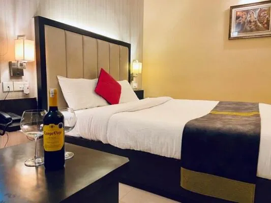 Photo of the whole room, Bed in Status Club Resort