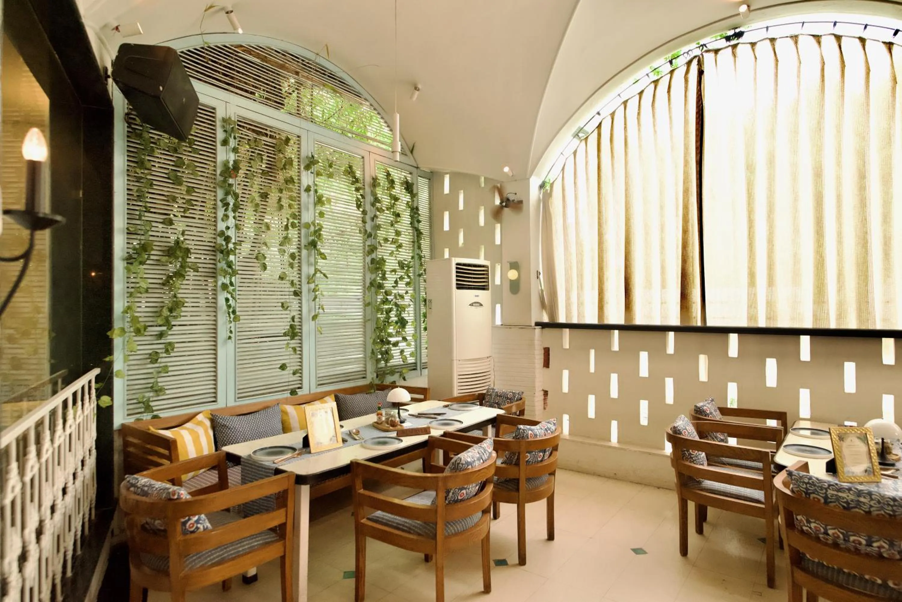 Restaurant/places to eat in Status Club Resort