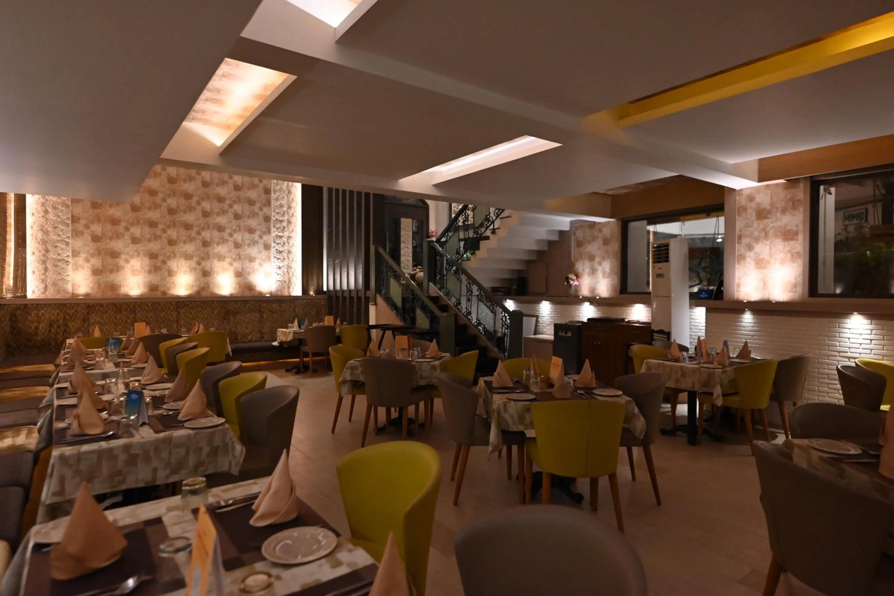 Restaurant/places to eat in Status Club Resort