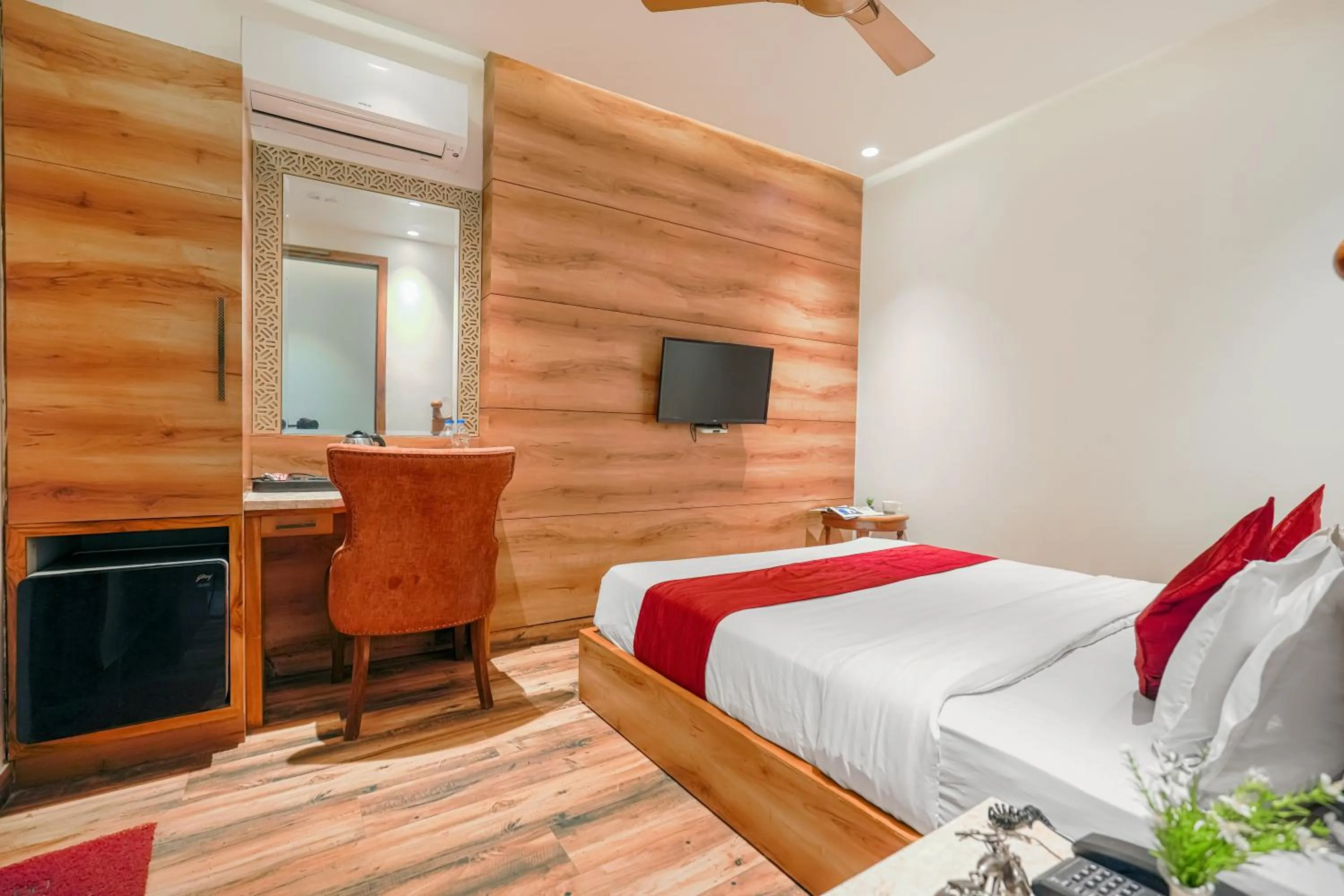 Bedroom, Bed in Hotel RV Golden A Few Steps from Golden Temple