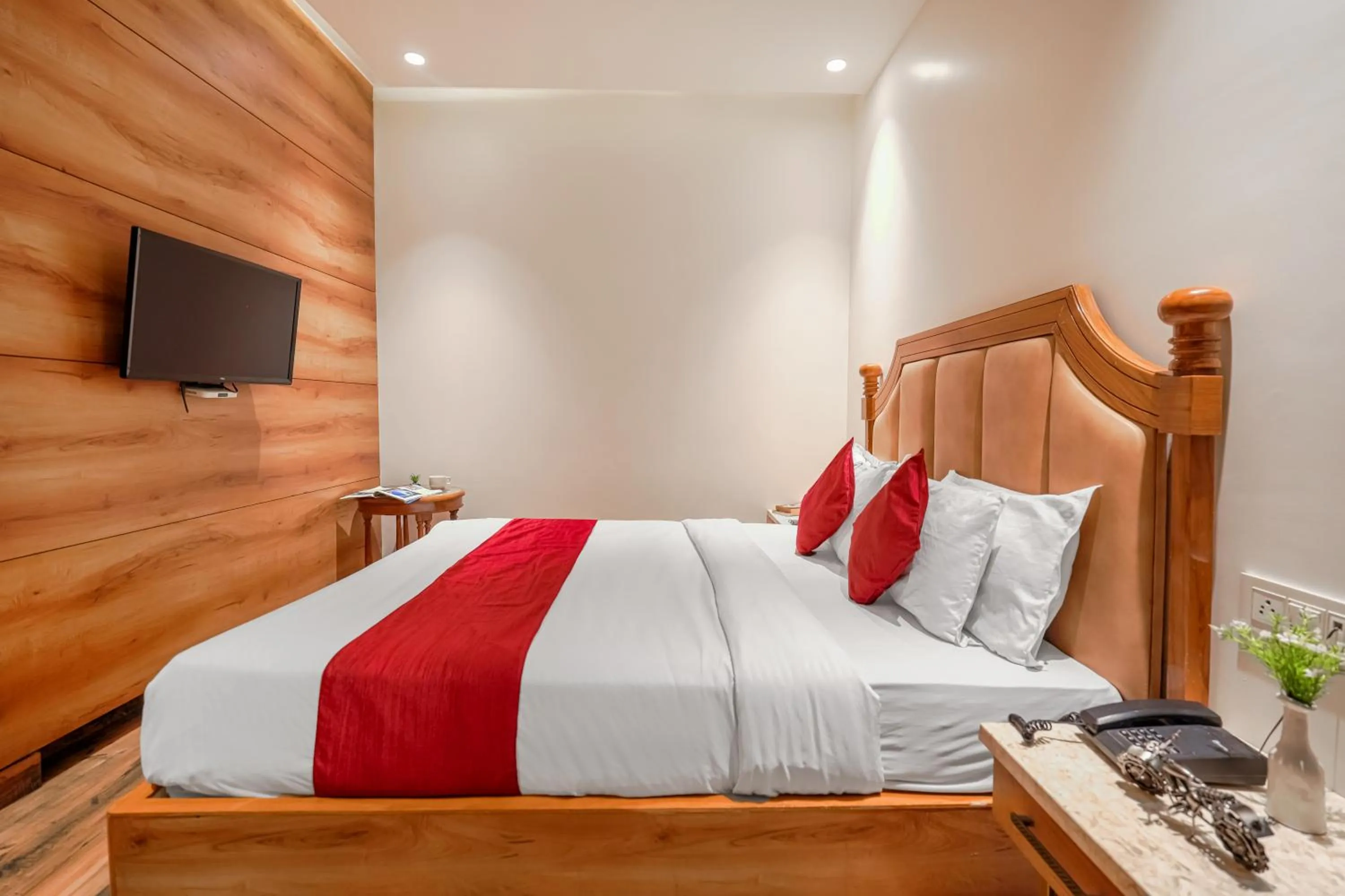 Bedroom, Bed in Hotel RV Golden A Few Steps from Golden Temple