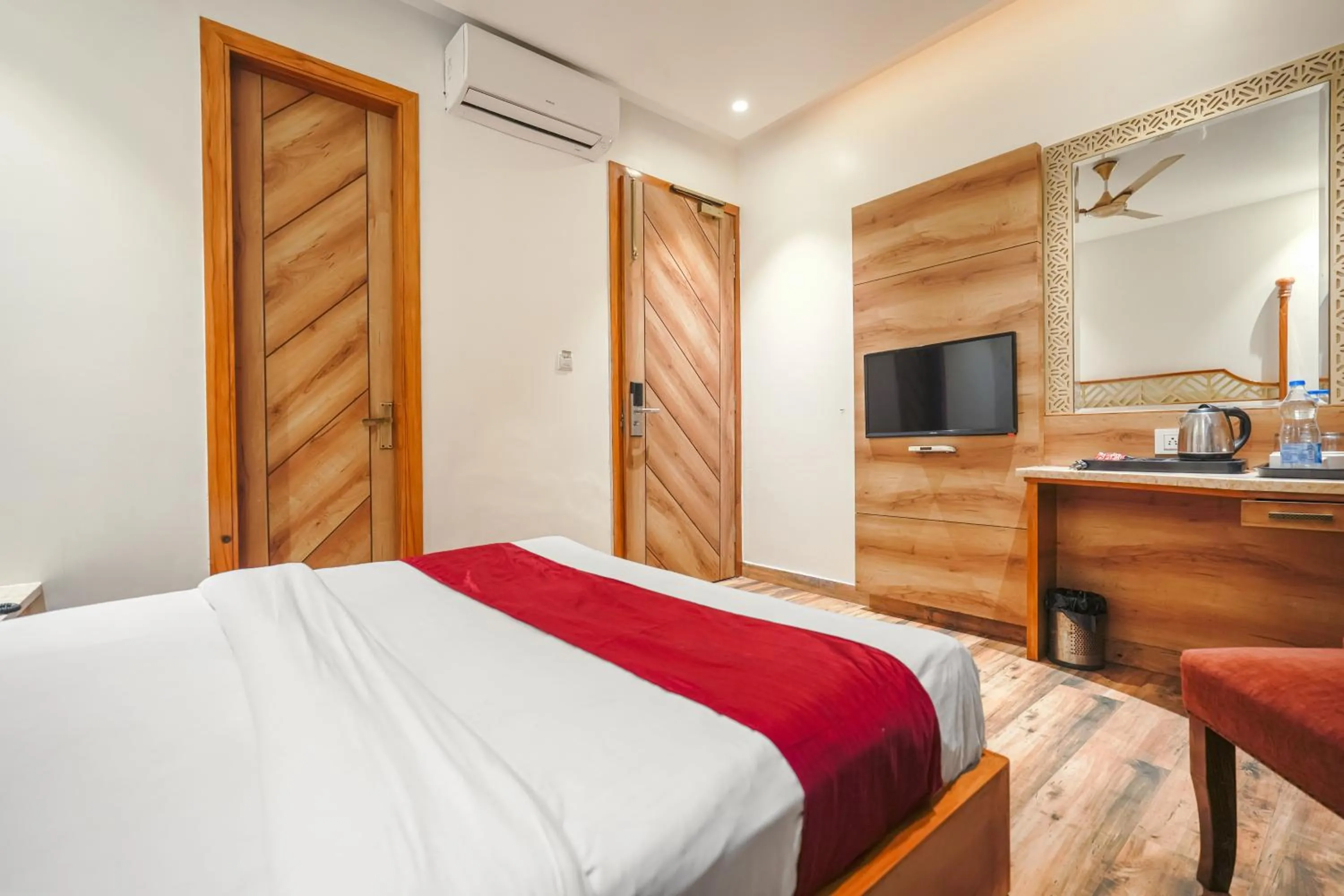 Bedroom, Bed in Hotel RV Golden A Few Steps from Golden Temple