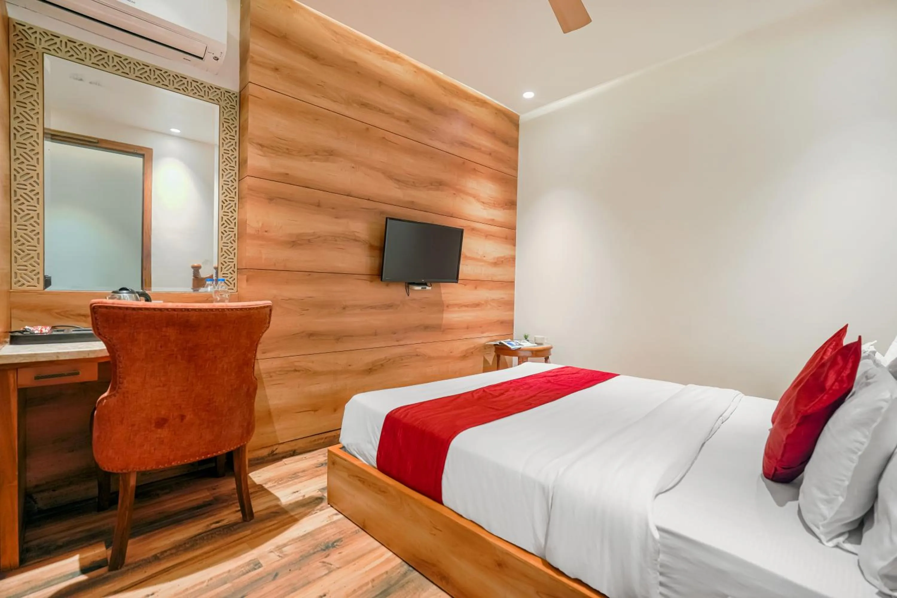 Bedroom, Bed in Hotel RV Golden A Few Steps from Golden Temple