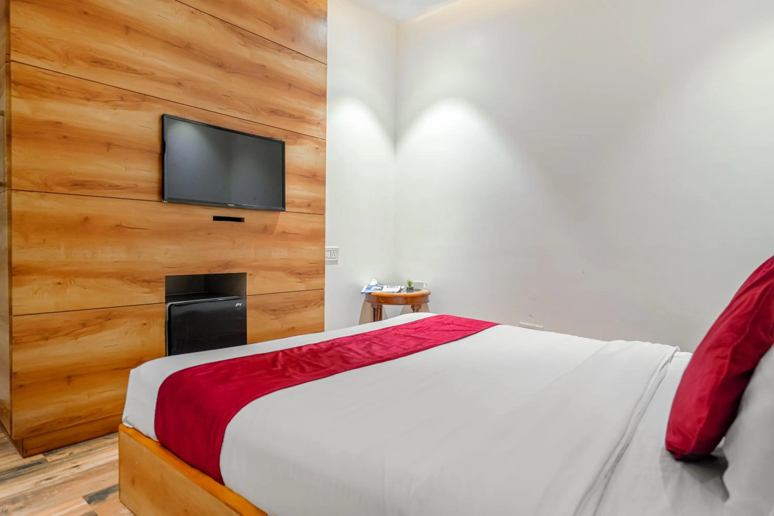 Bedroom, Bed in Hotel RV Golden A Few Steps from Golden Temple