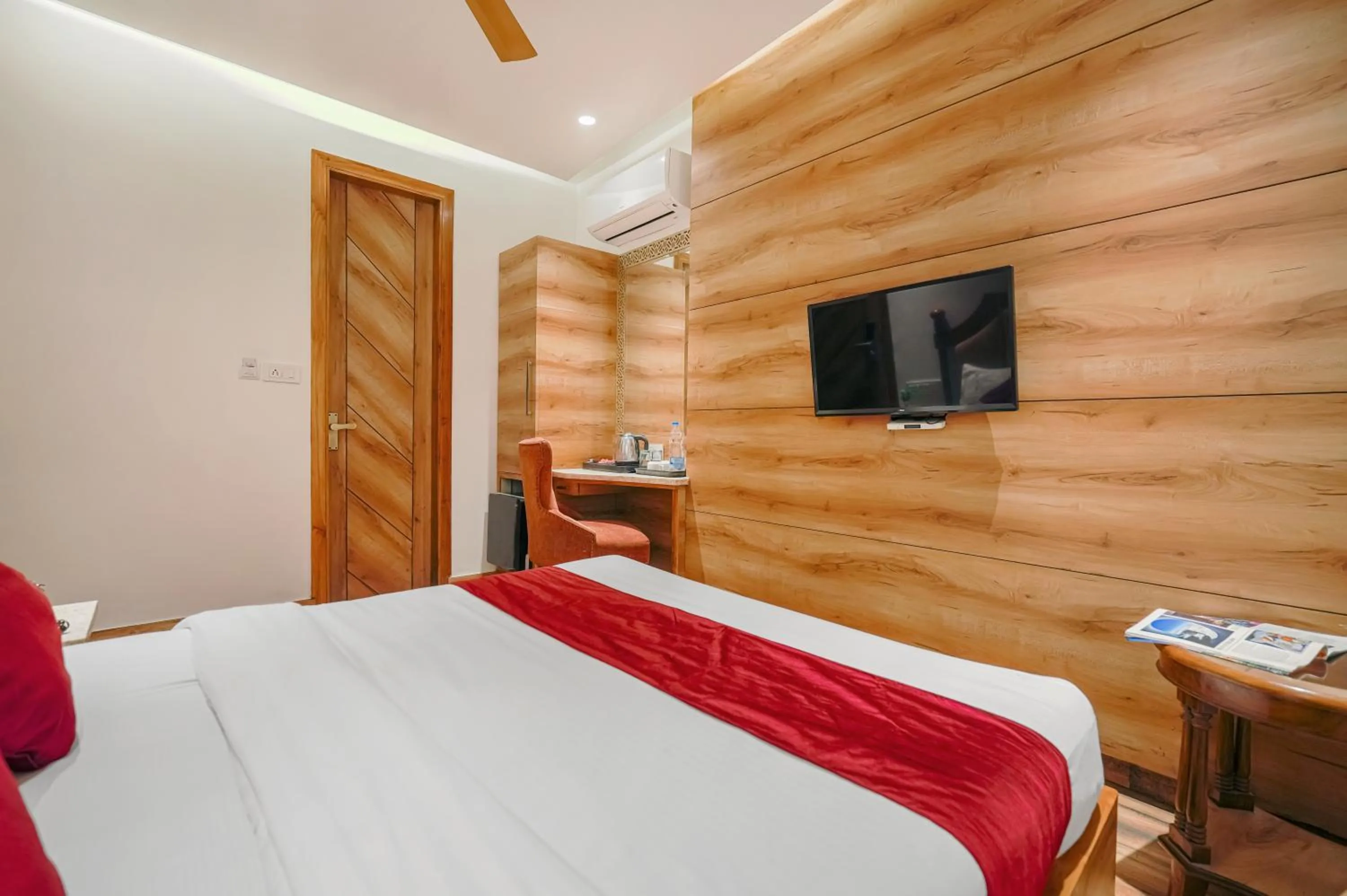 Bedroom, Bed in Hotel RV Golden A Few Steps from Golden Temple