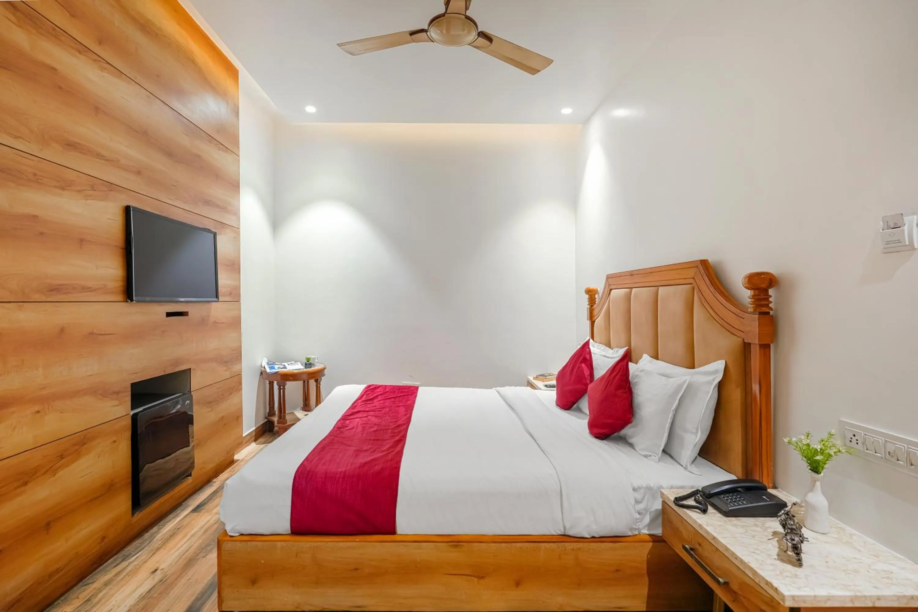 Bedroom, Bed in Hotel RV Golden A Few Steps from Golden Temple