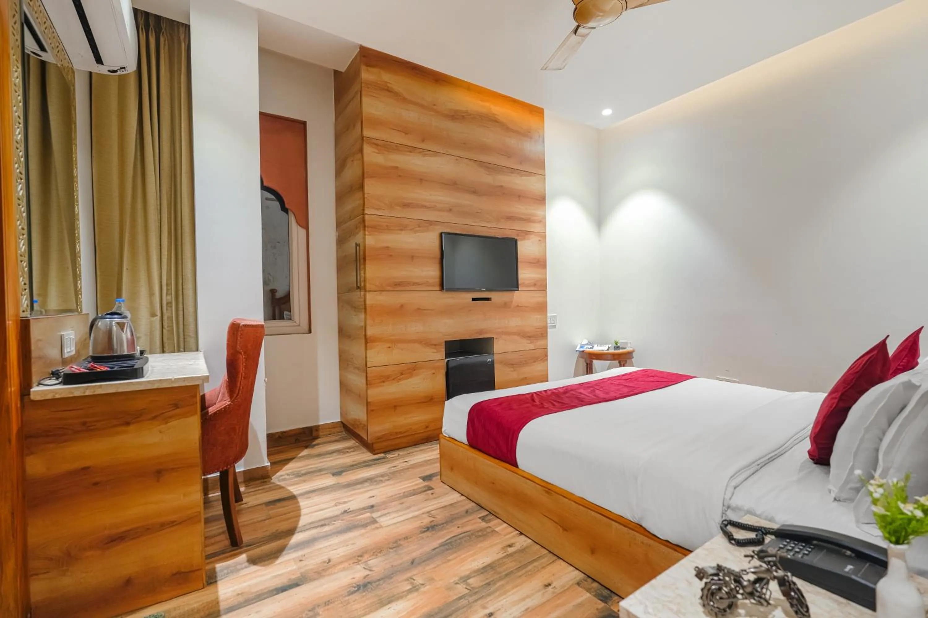 Bedroom, Bed in Hotel RV Golden A Few Steps from Golden Temple