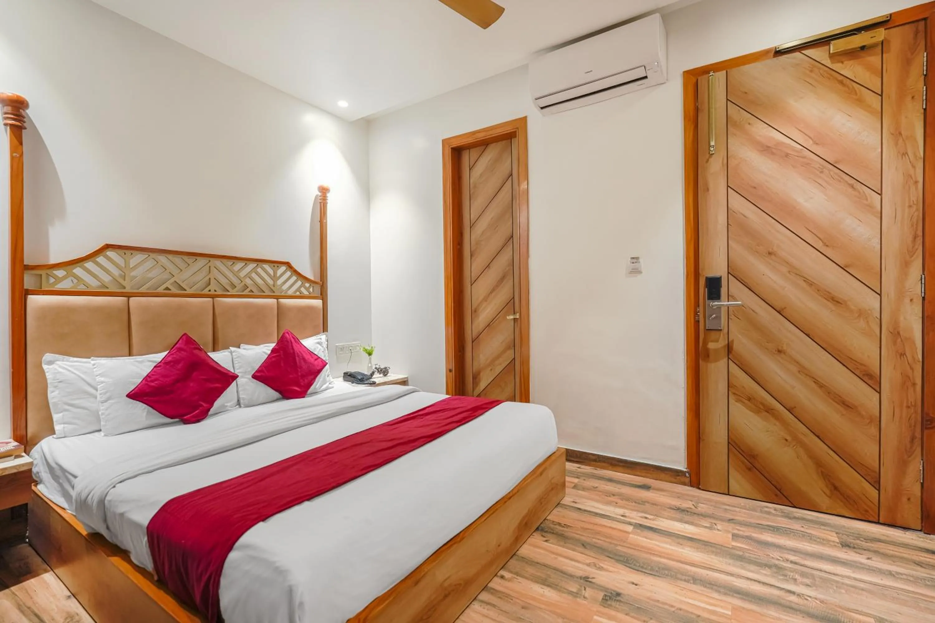 Bedroom, Bed in Hotel RV Golden A Few Steps from Golden Temple