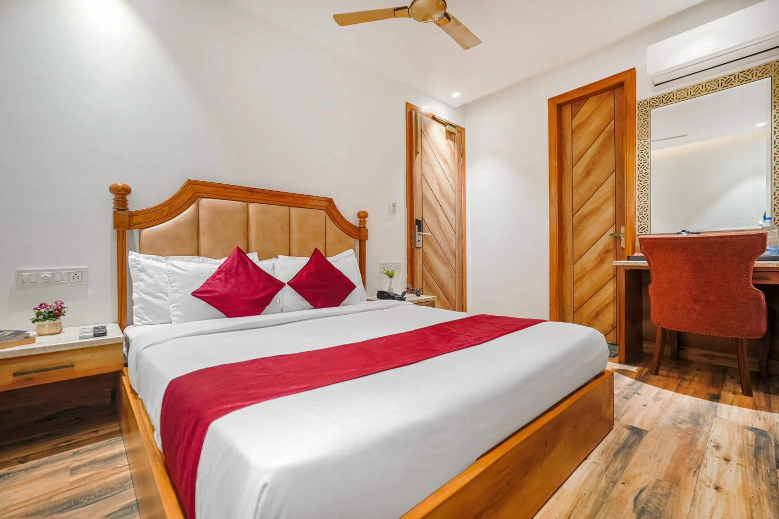 Bedroom, Bed in Hotel RV Golden A Few Steps from Golden Temple