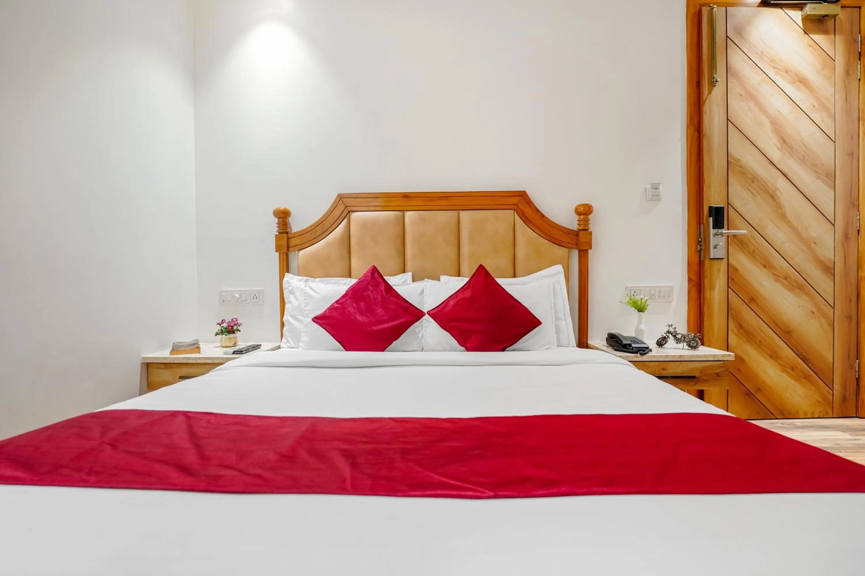 Bedroom, Bed in Hotel RV Golden A Few Steps from Golden Temple