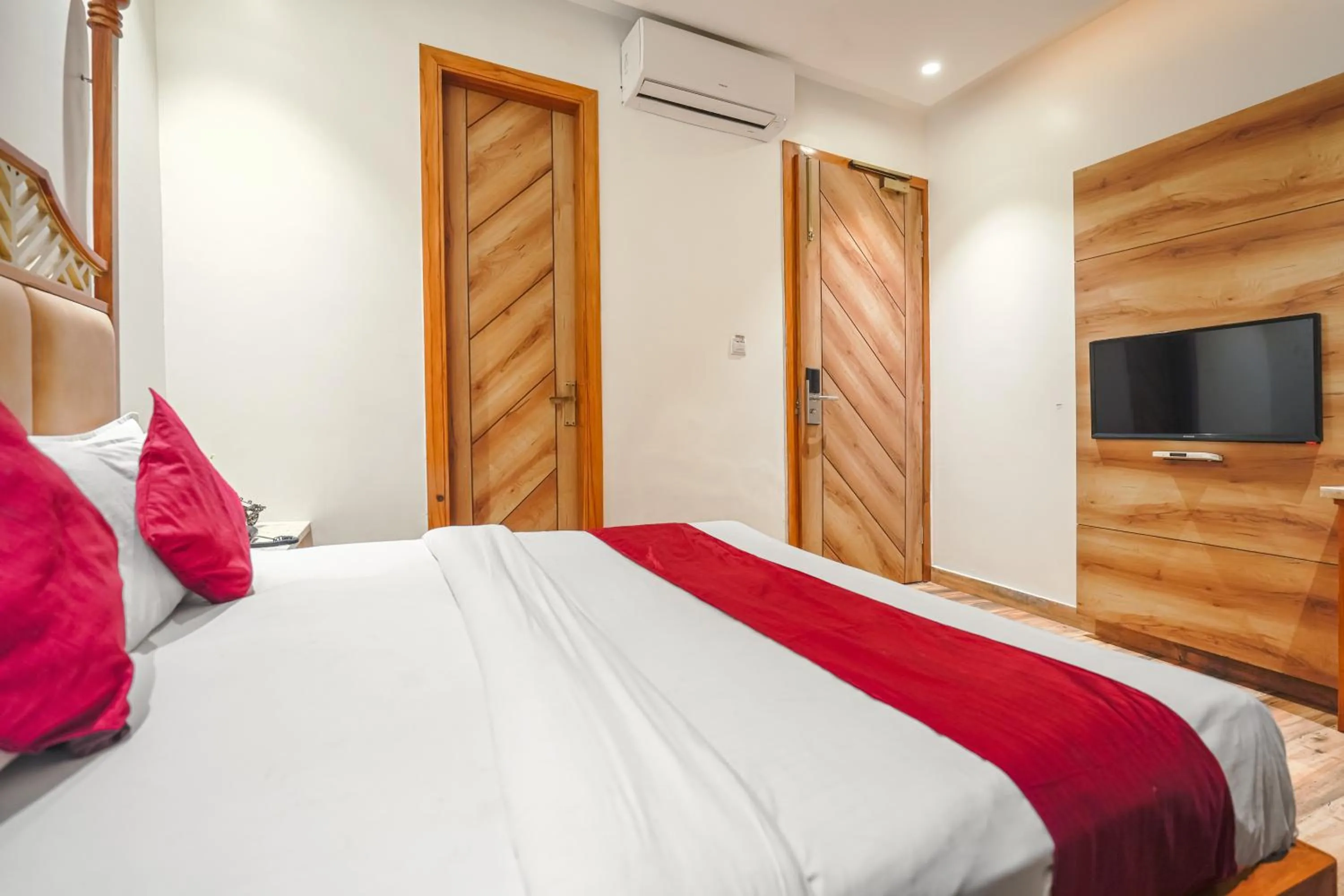 Bedroom, Bed in Hotel RV Golden A Few Steps from Golden Temple