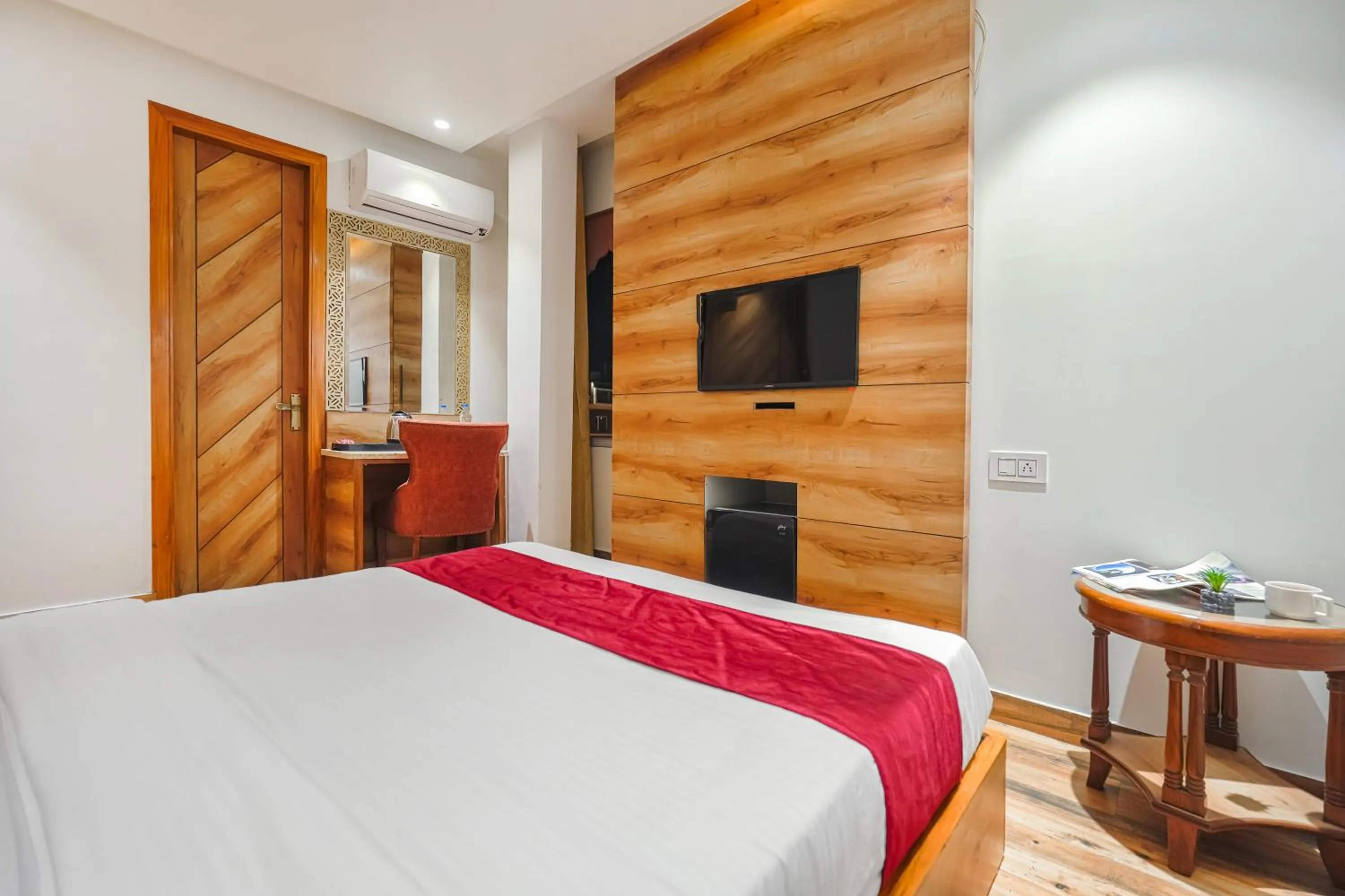 Bedroom, Bed in Hotel RV Golden A Few Steps from Golden Temple