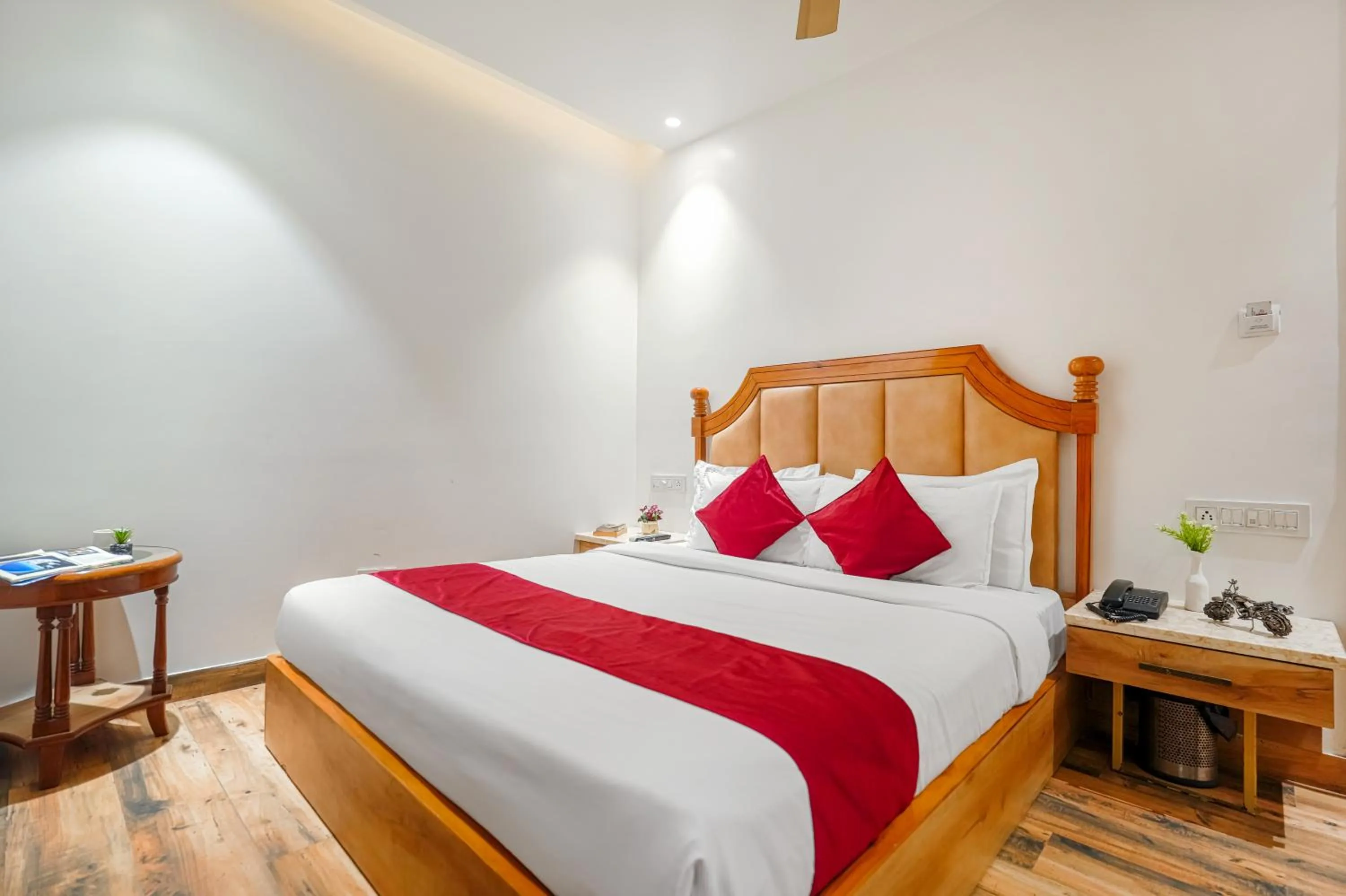 Bedroom, Bed in Hotel RV Golden A Few Steps from Golden Temple