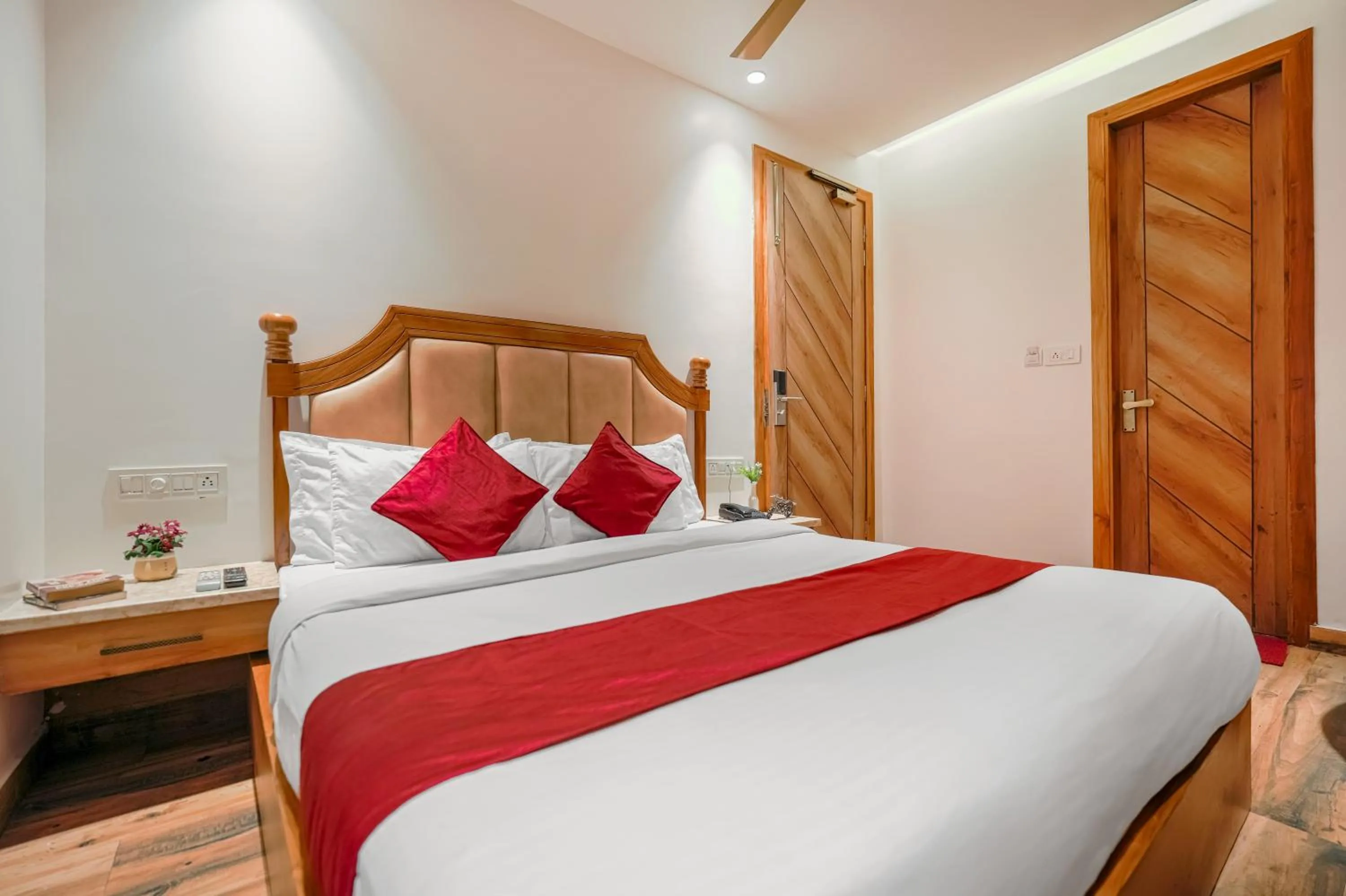 Bedroom, Bed in Hotel RV Golden A Few Steps from Golden Temple