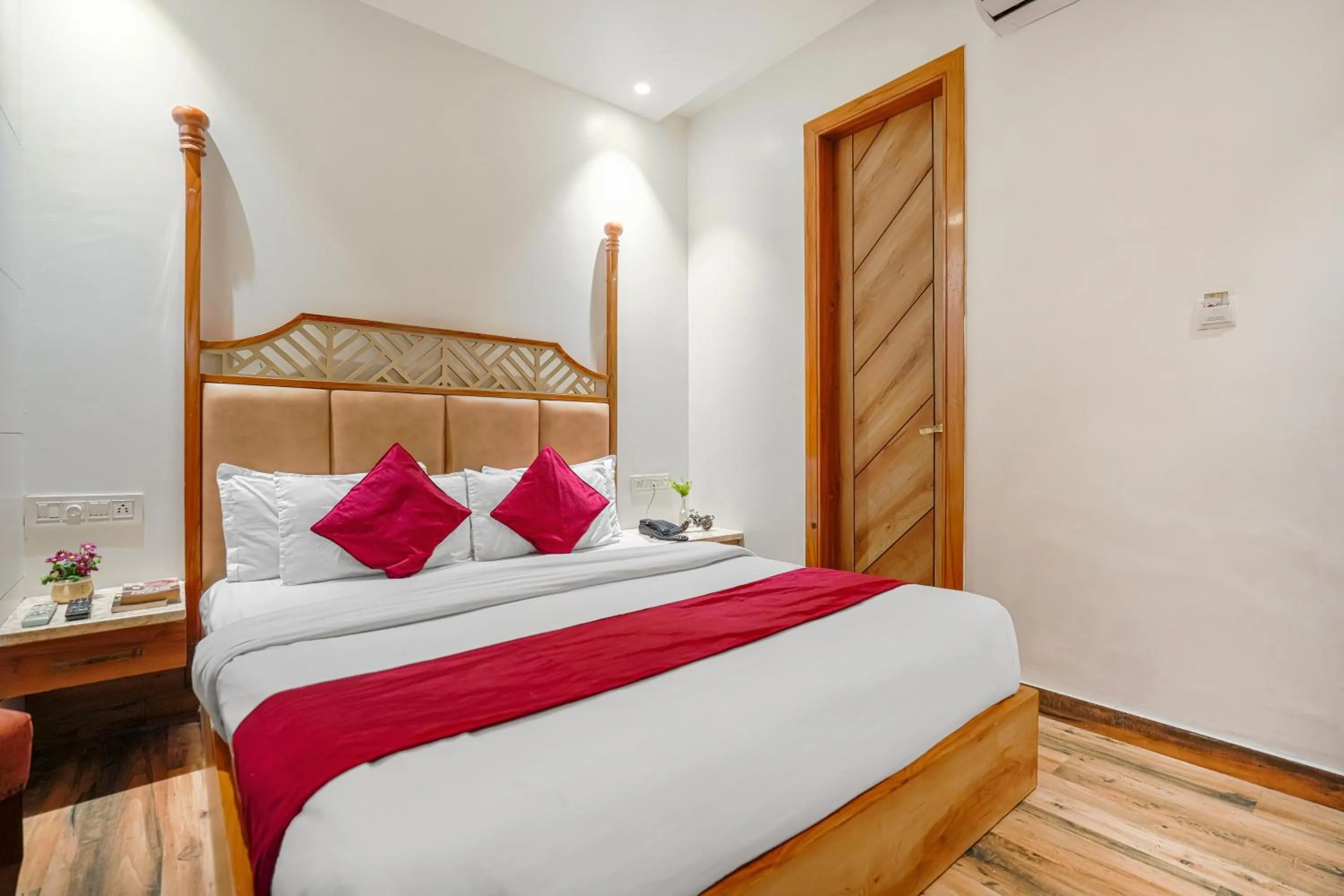 Bedroom, Bed in Hotel RV Golden A Few Steps from Golden Temple