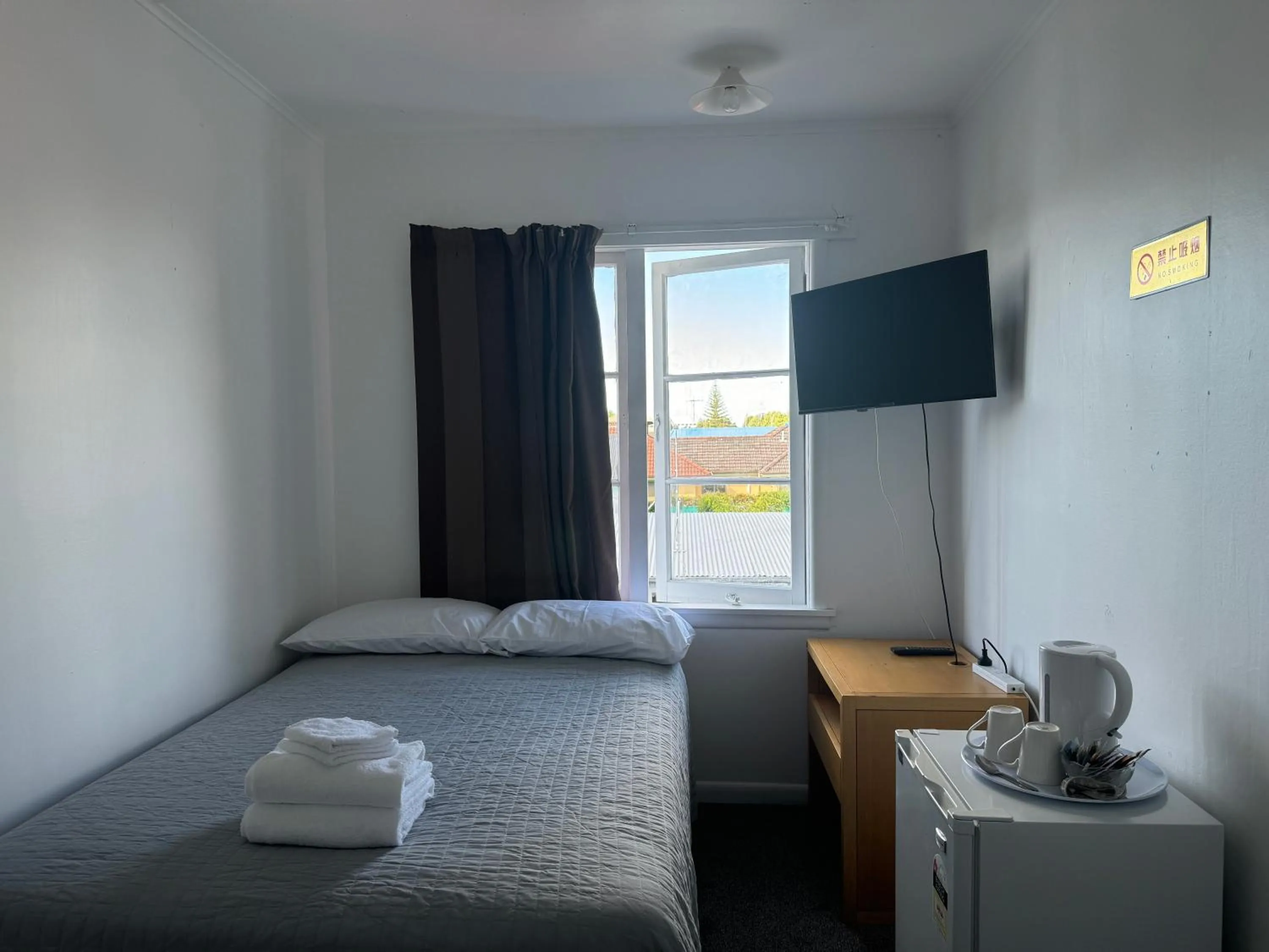 Bedroom, Bed in Rainbow Motel & Guest House