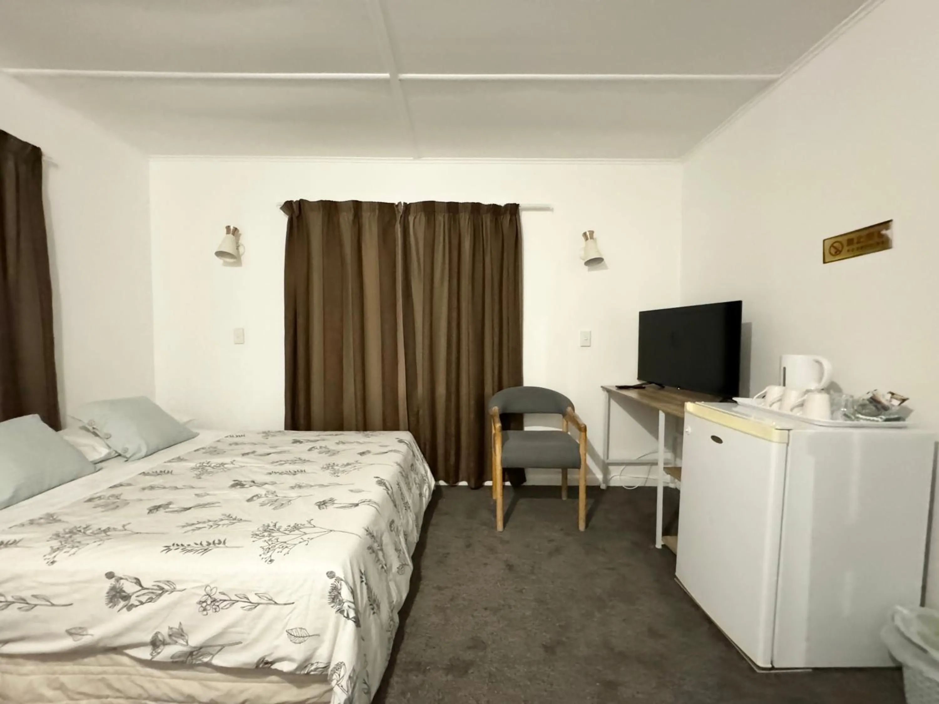 Bedroom, Bed in Rainbow Motel & Guest House