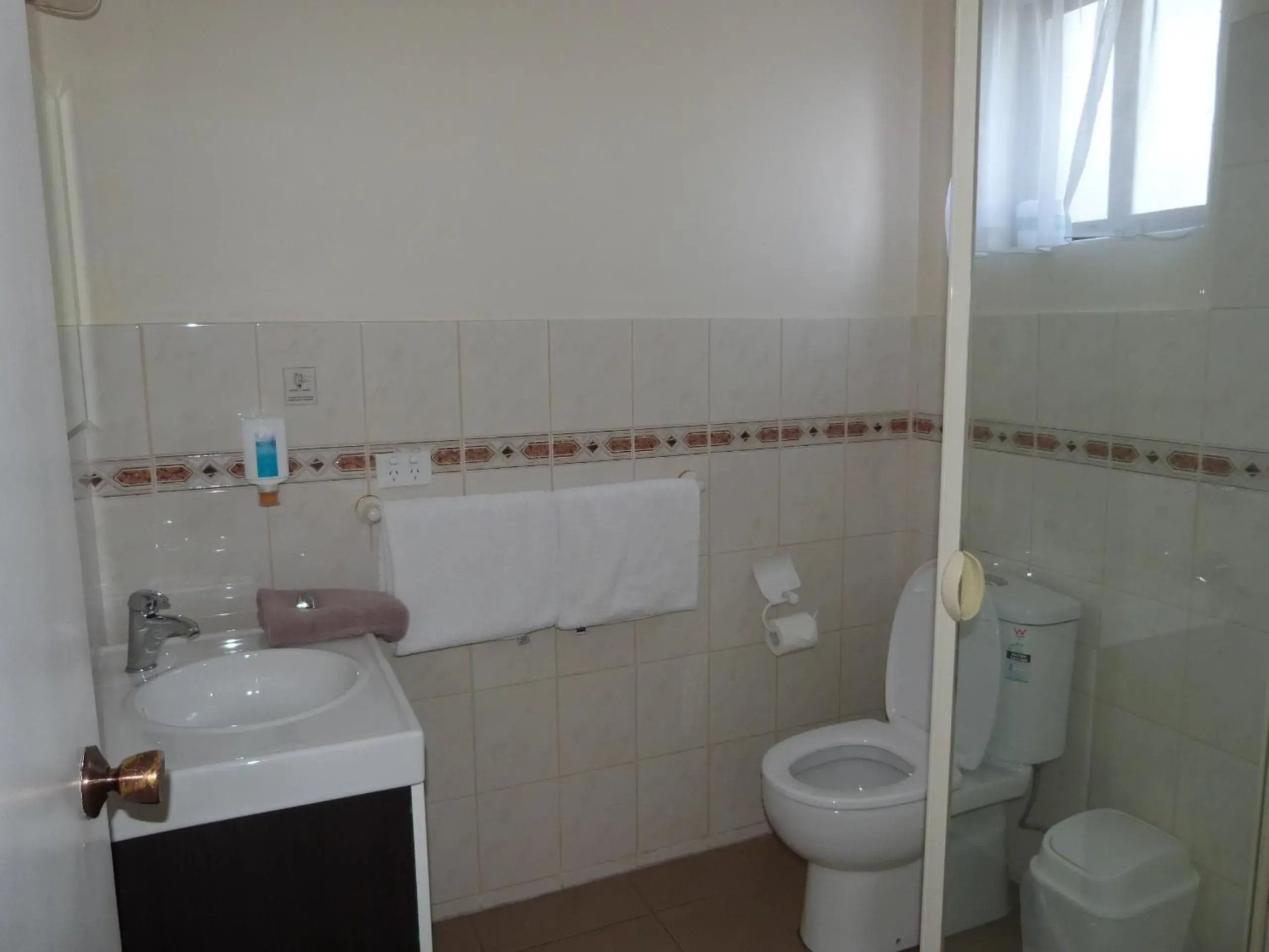 Queen Room in Fullarton Motor Lodge Queen Room in Fullarton Motor Lodge