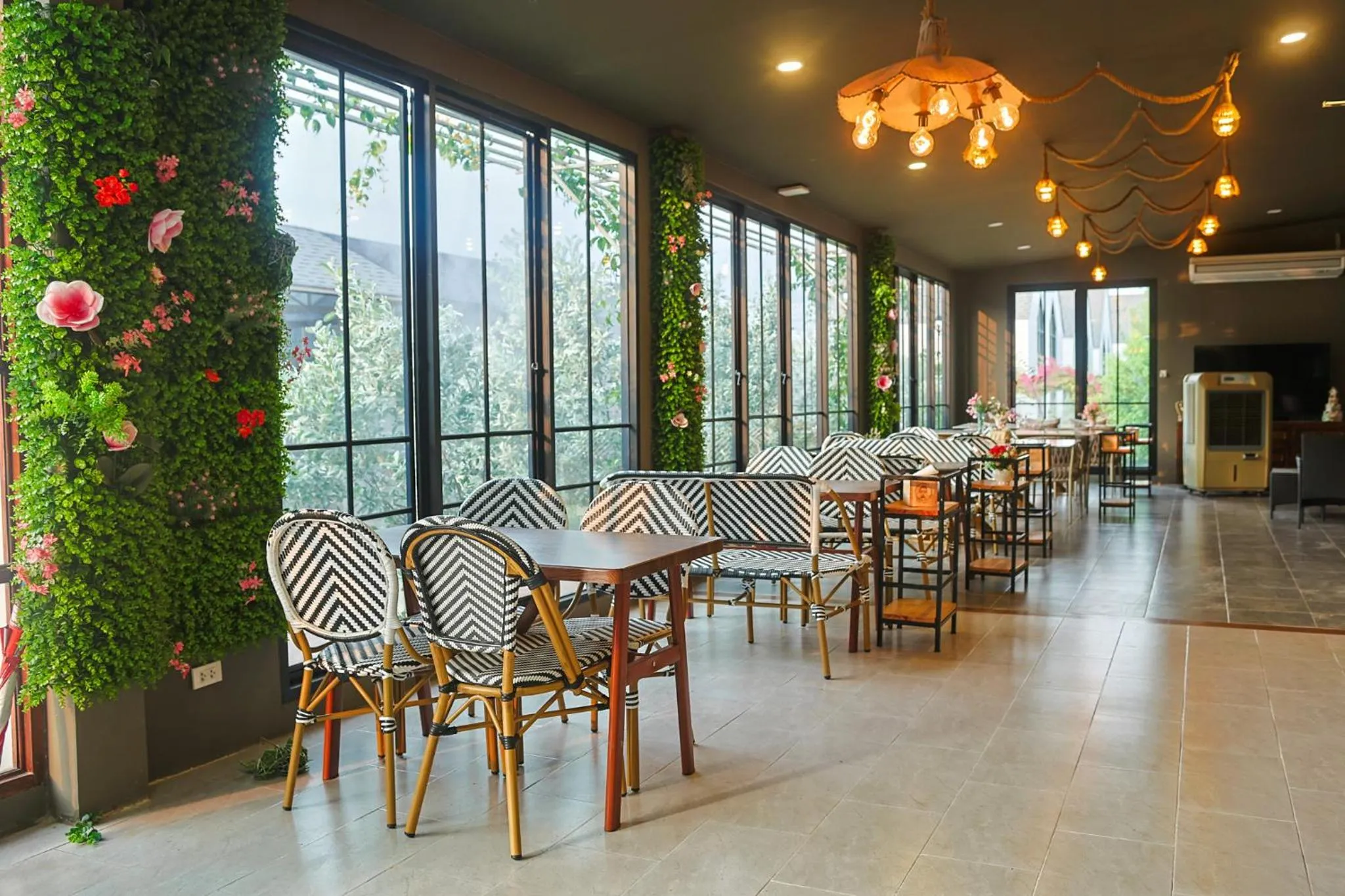 Restaurant/places to eat in Phuping Valley Resort