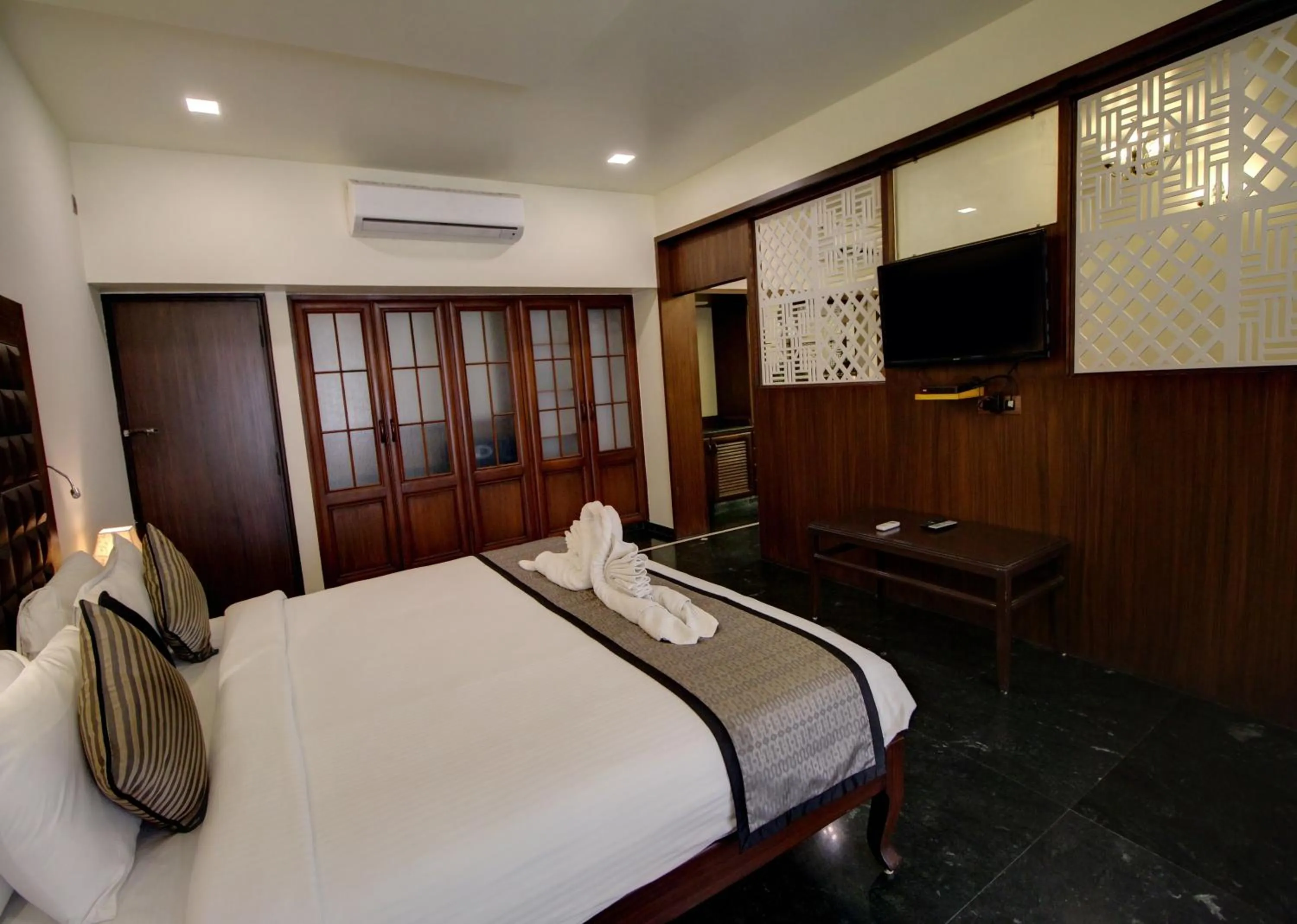 Photo of the whole room, Bed in Damanganga Valley Resort Silvassa