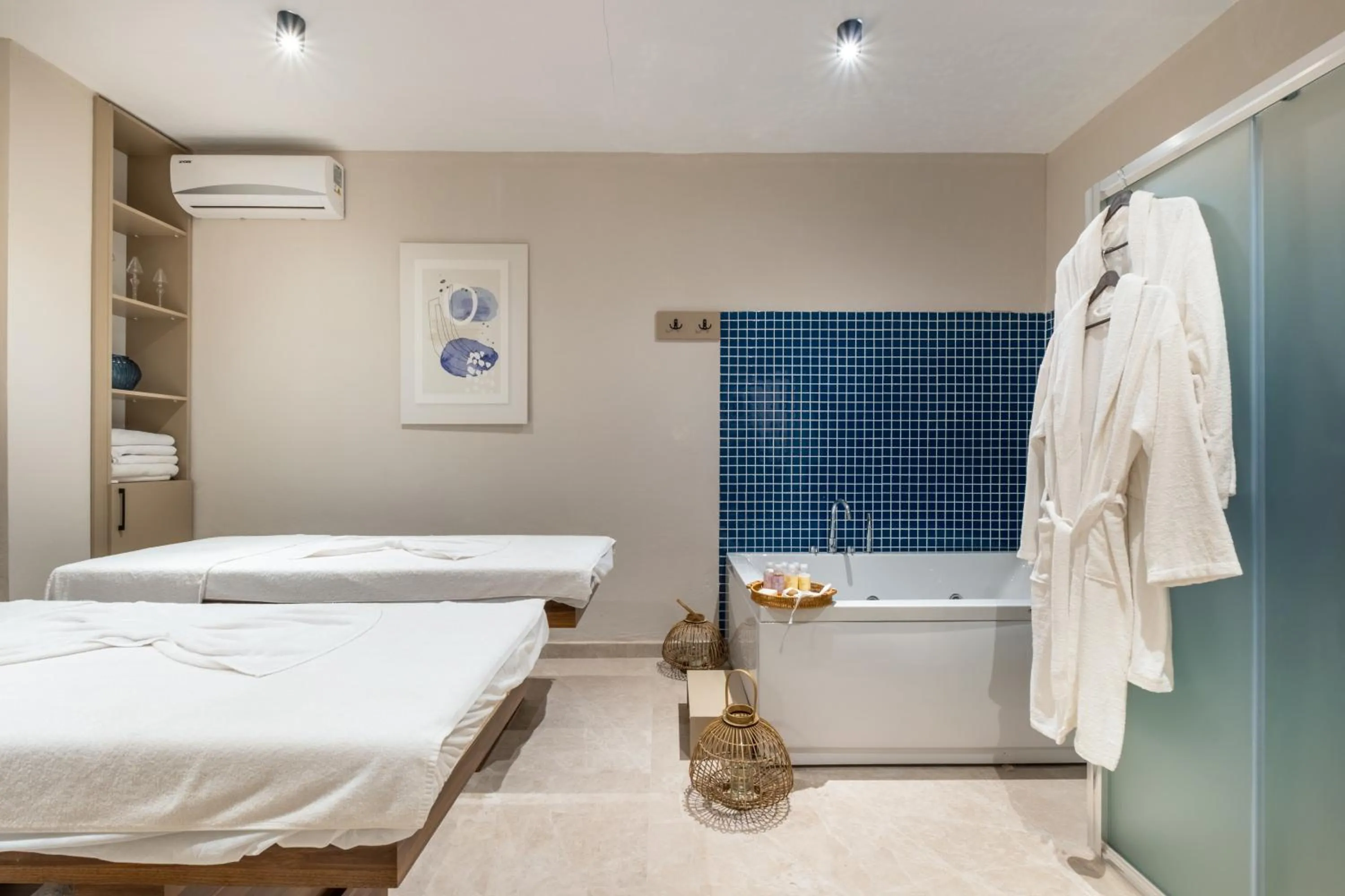 Hot Tub, Bed in Rose Garden Premium - Ultra All Inclusive