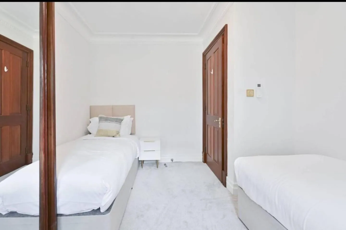 Bedroom, Bed in CARLTON COURT - MAYFAIR