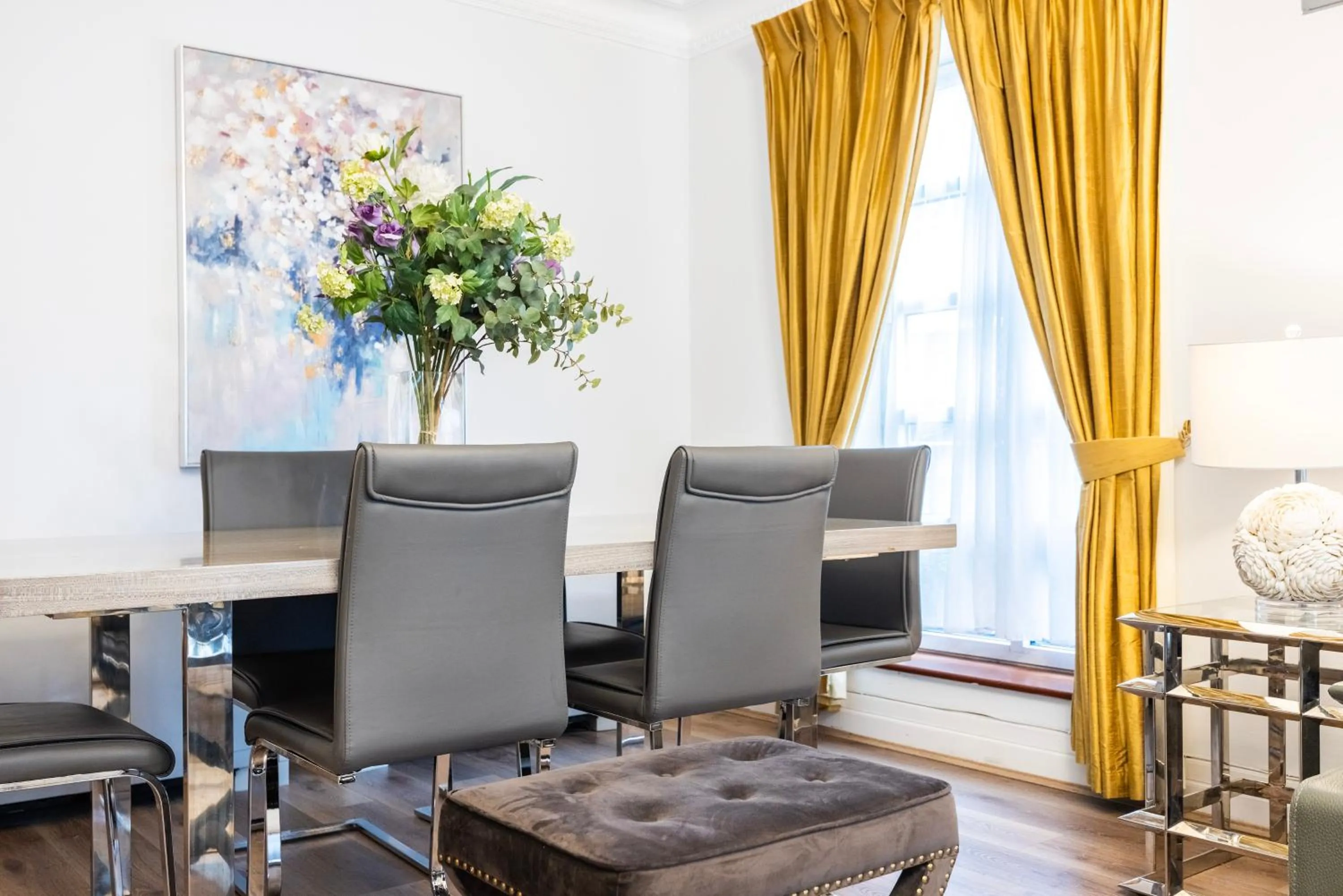 Living room in CARLTON COURT - MAYFAIR