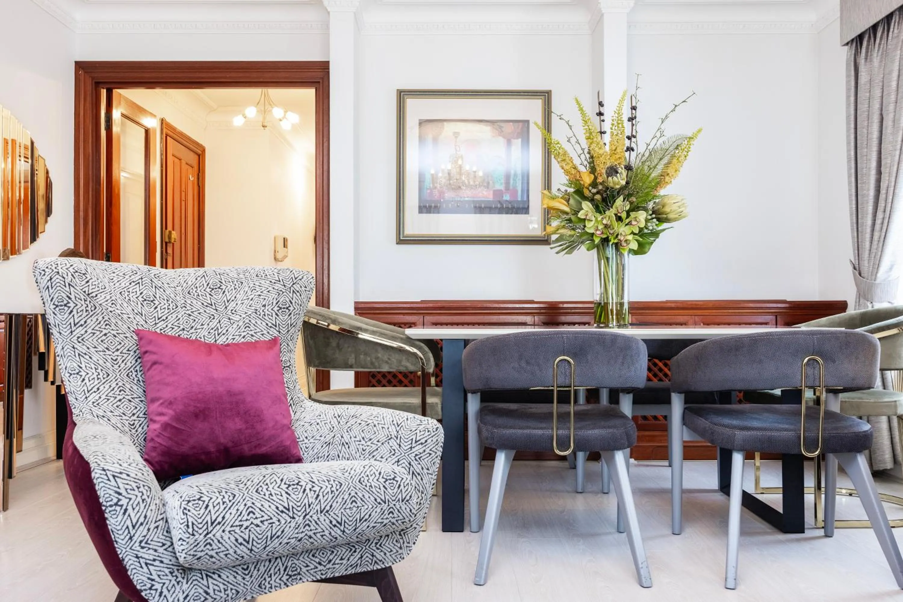Living room in CARLTON COURT - MAYFAIR