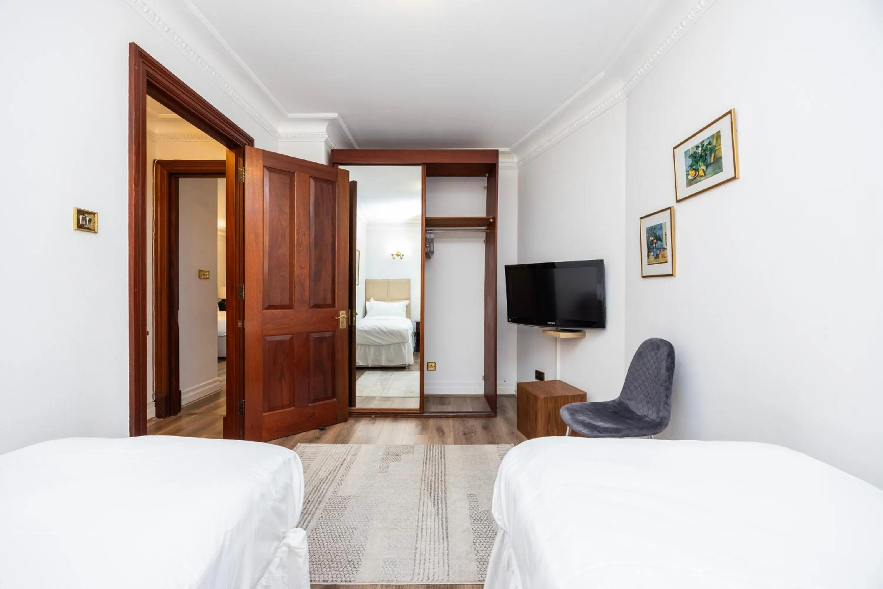 Bed in CARLTON COURT - MAYFAIR