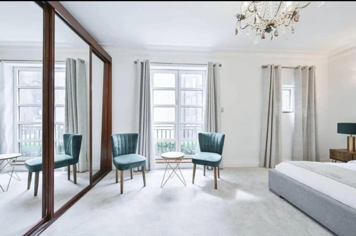 Photo of the whole room, Bed in CARLTON COURT - MAYFAIR