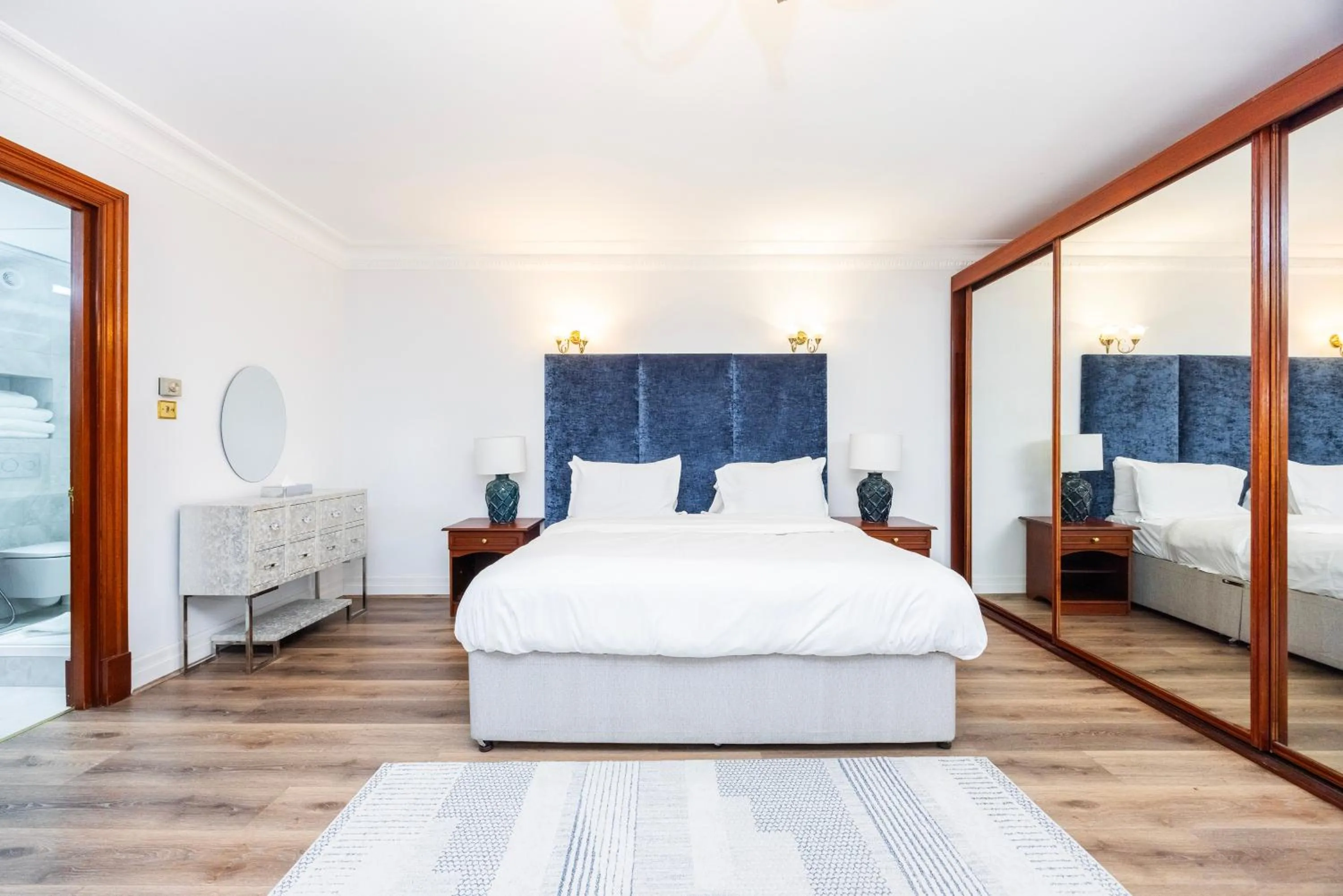 Bedroom, Bed in CARLTON COURT - MAYFAIR