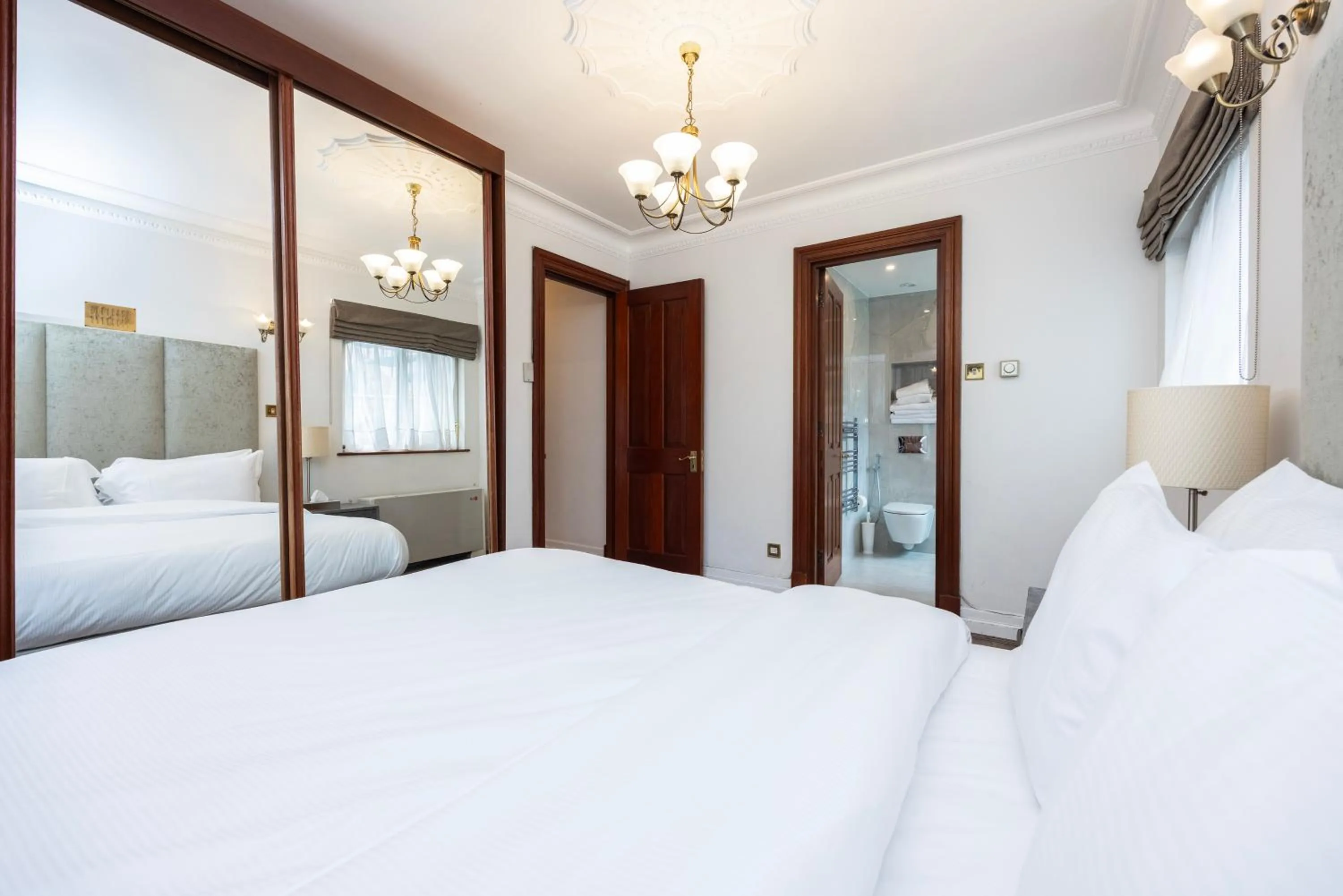 Bedroom, Bed in CARLTON COURT - MAYFAIR