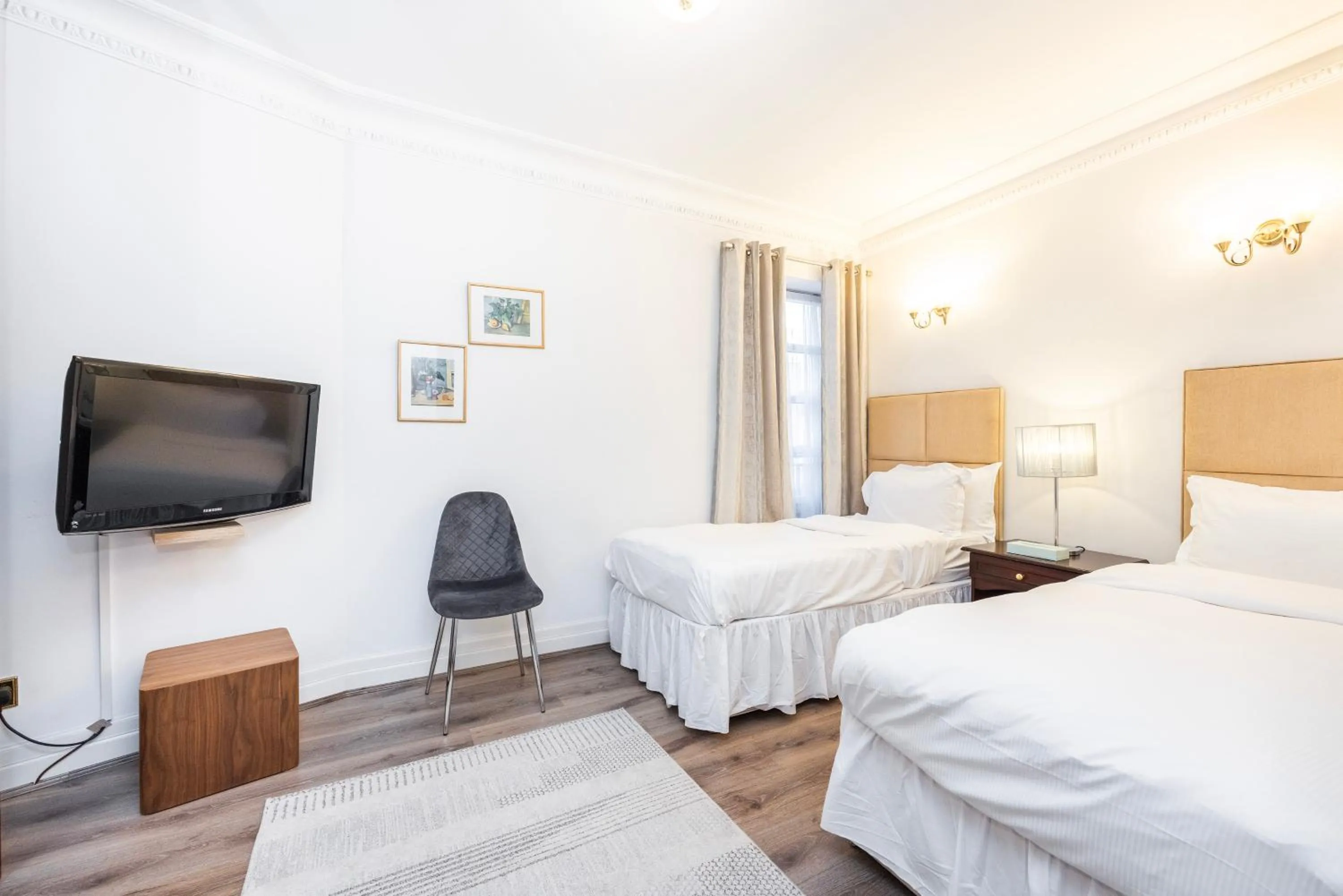 Bedroom, Bed in CARLTON COURT - MAYFAIR