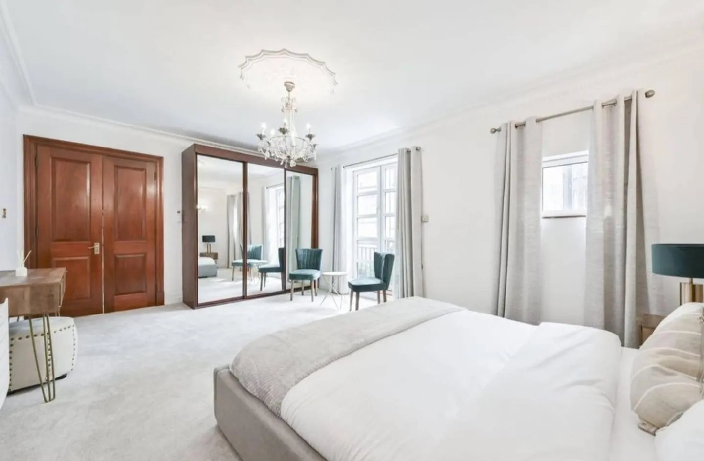 Bed in CARLTON COURT - MAYFAIR