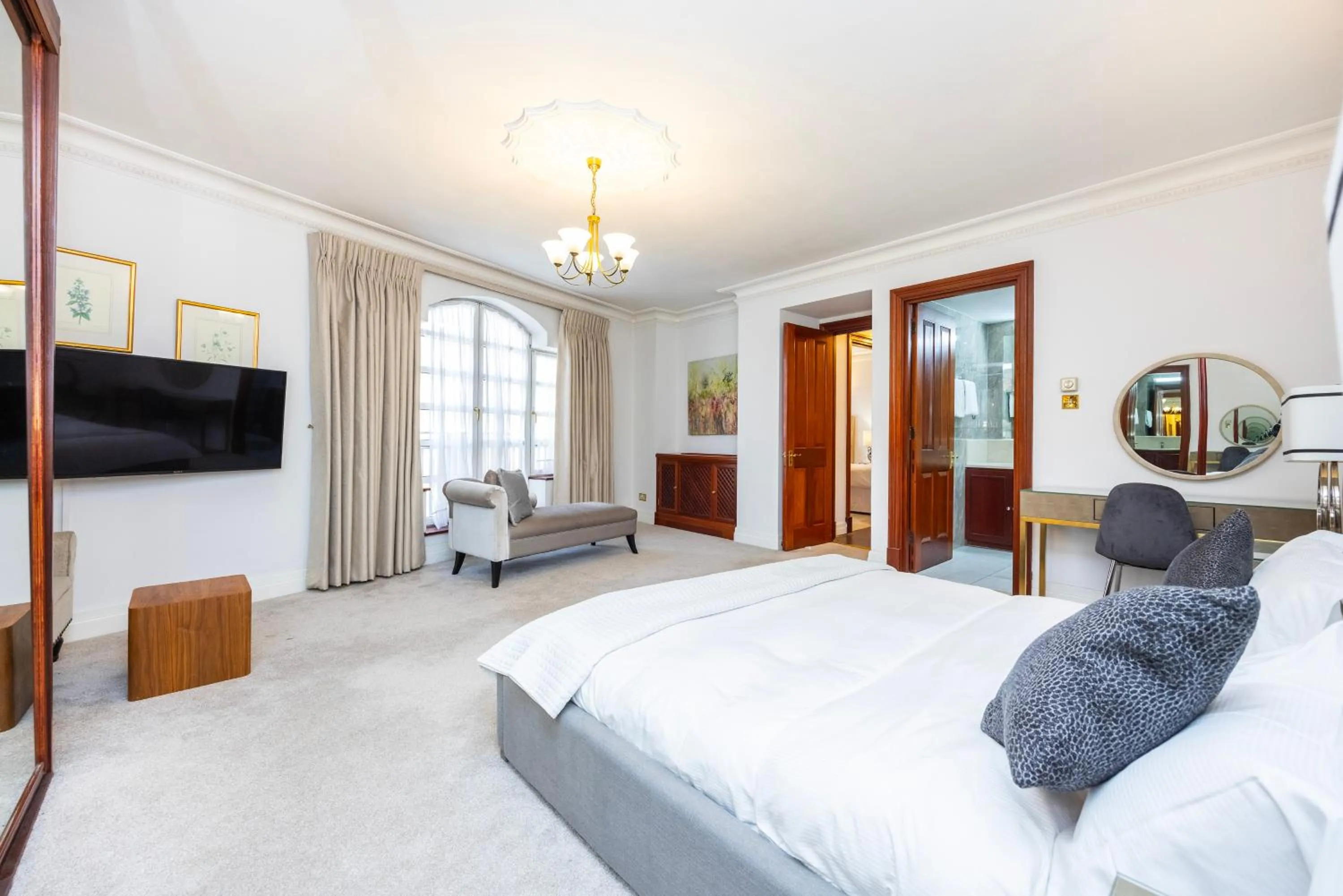 Living room, Bed in CARLTON COURT - MAYFAIR